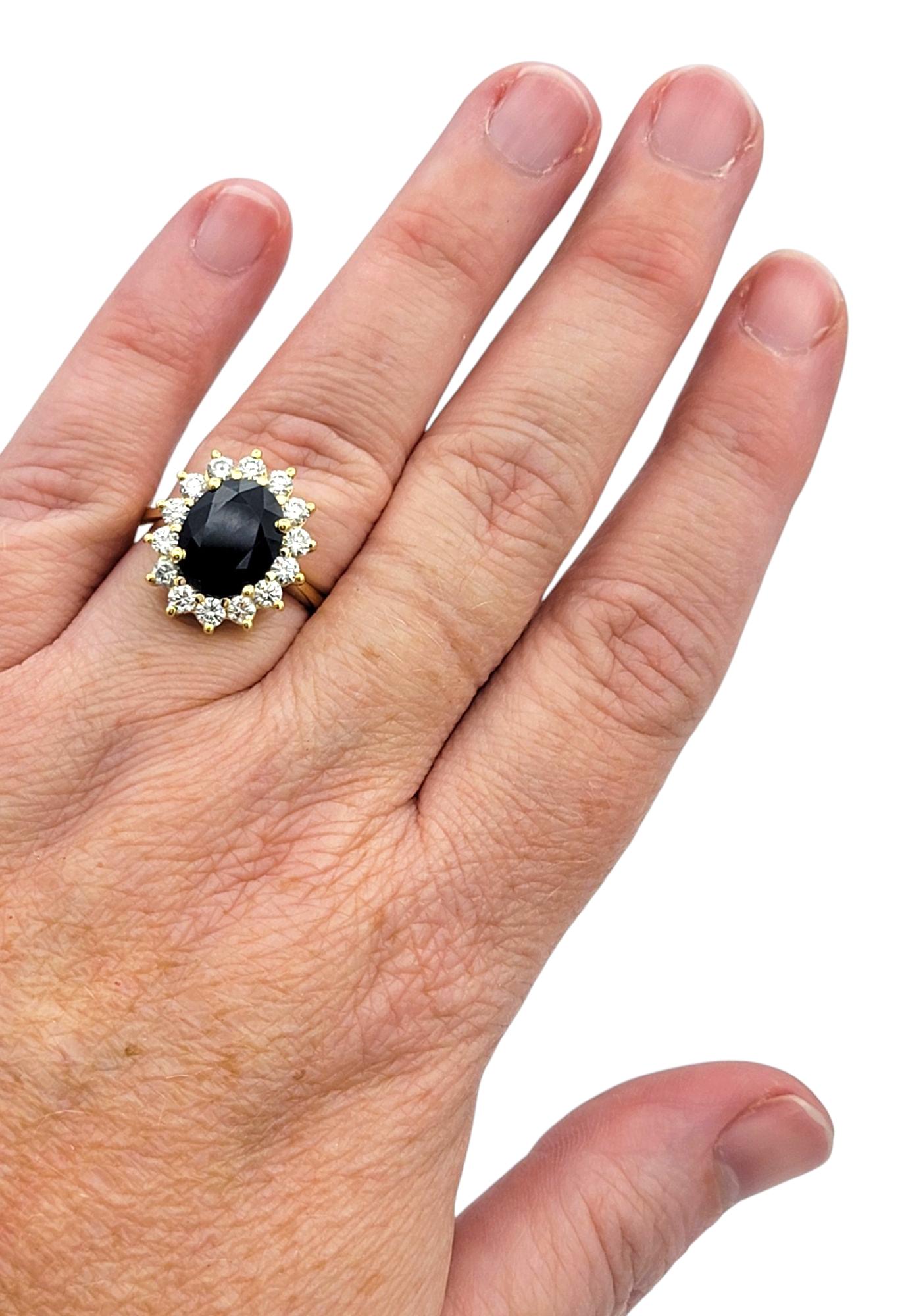 Bague cocktail en or jaune 18 carats, saphir bleu taille ovale et halo de diamants en vente 4