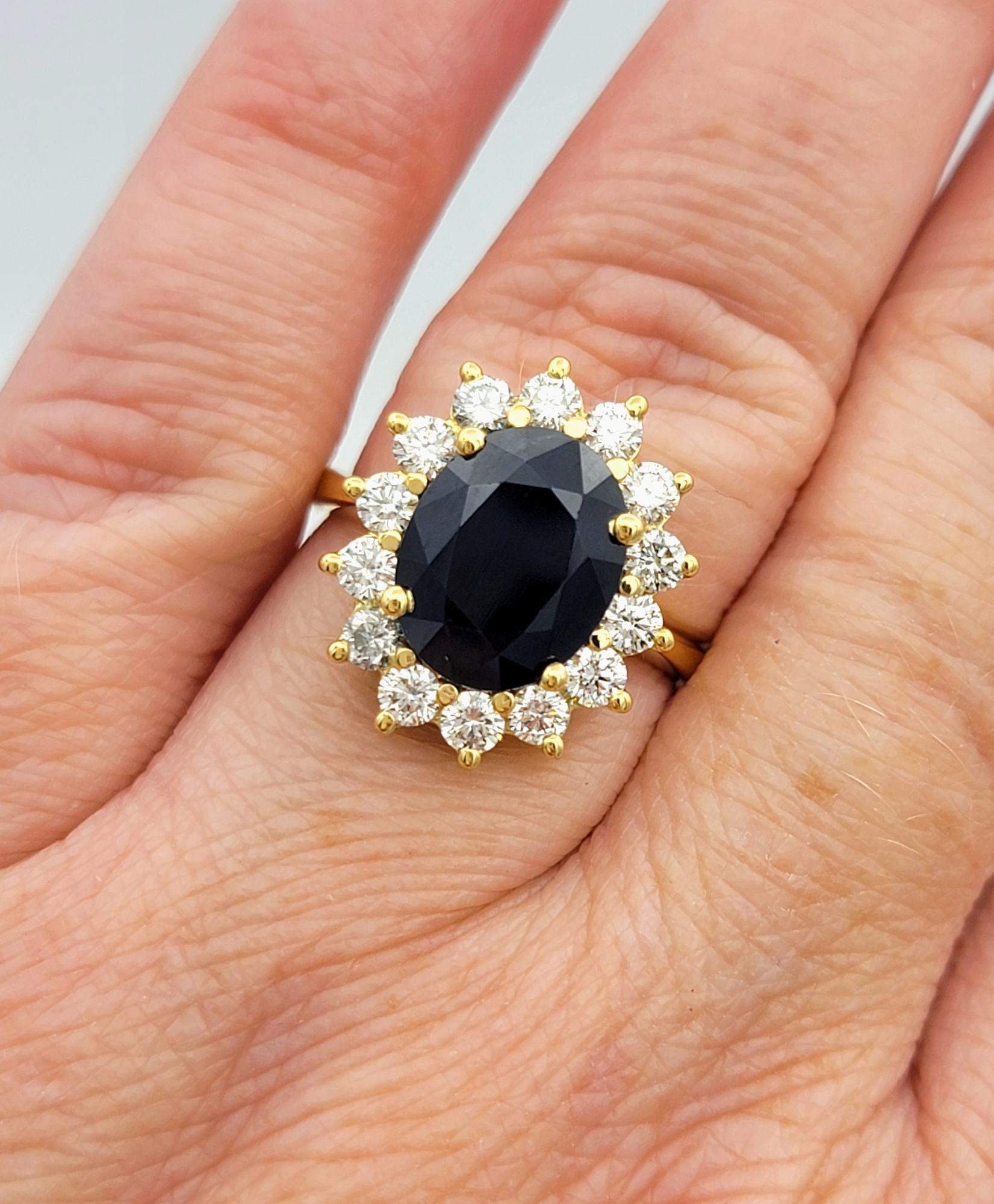 Bague cocktail en or jaune 18 carats, saphir bleu taille ovale et halo de diamants en vente 5