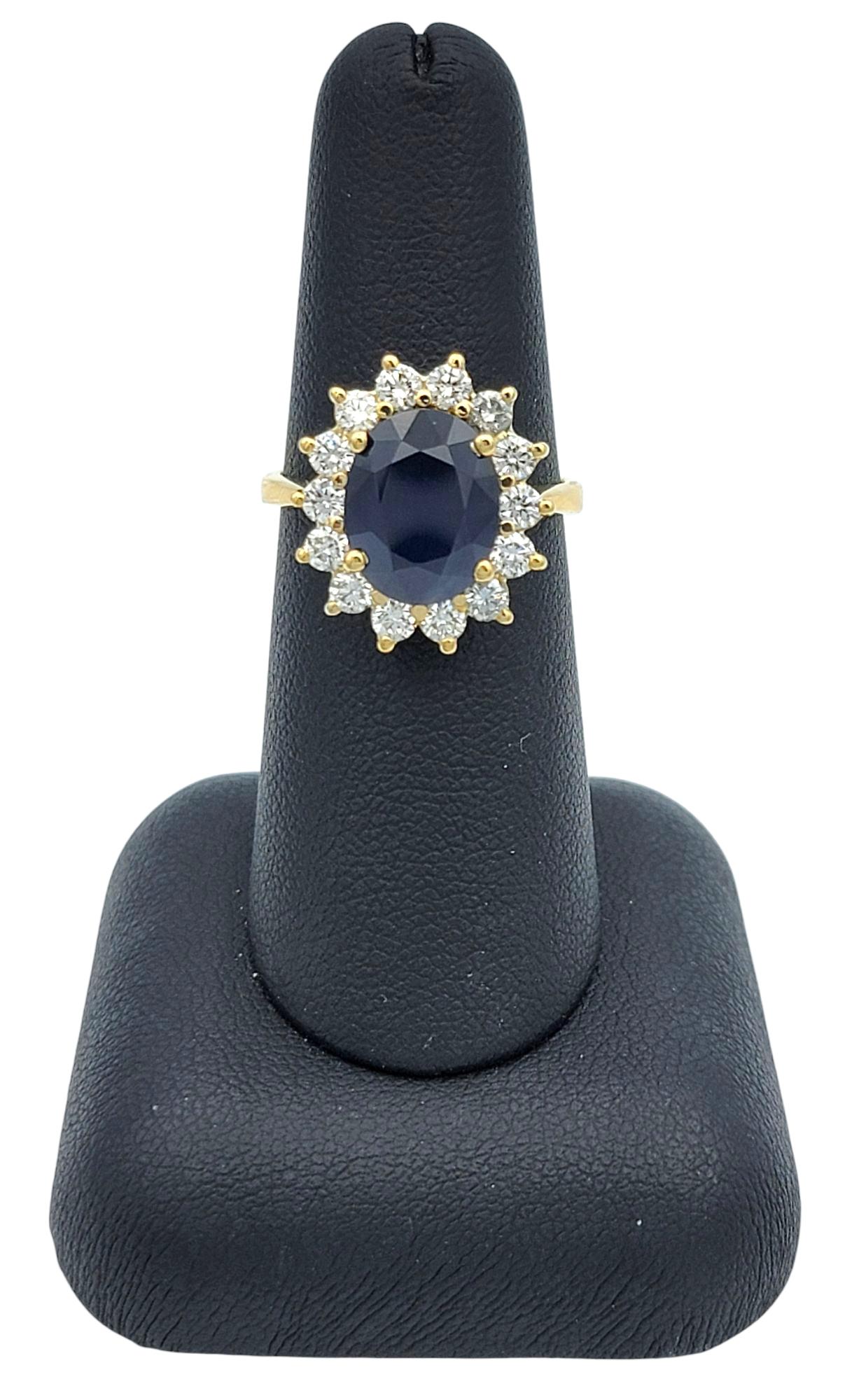 Bague cocktail en or jaune 18 carats, saphir bleu taille ovale et halo de diamants en vente 6