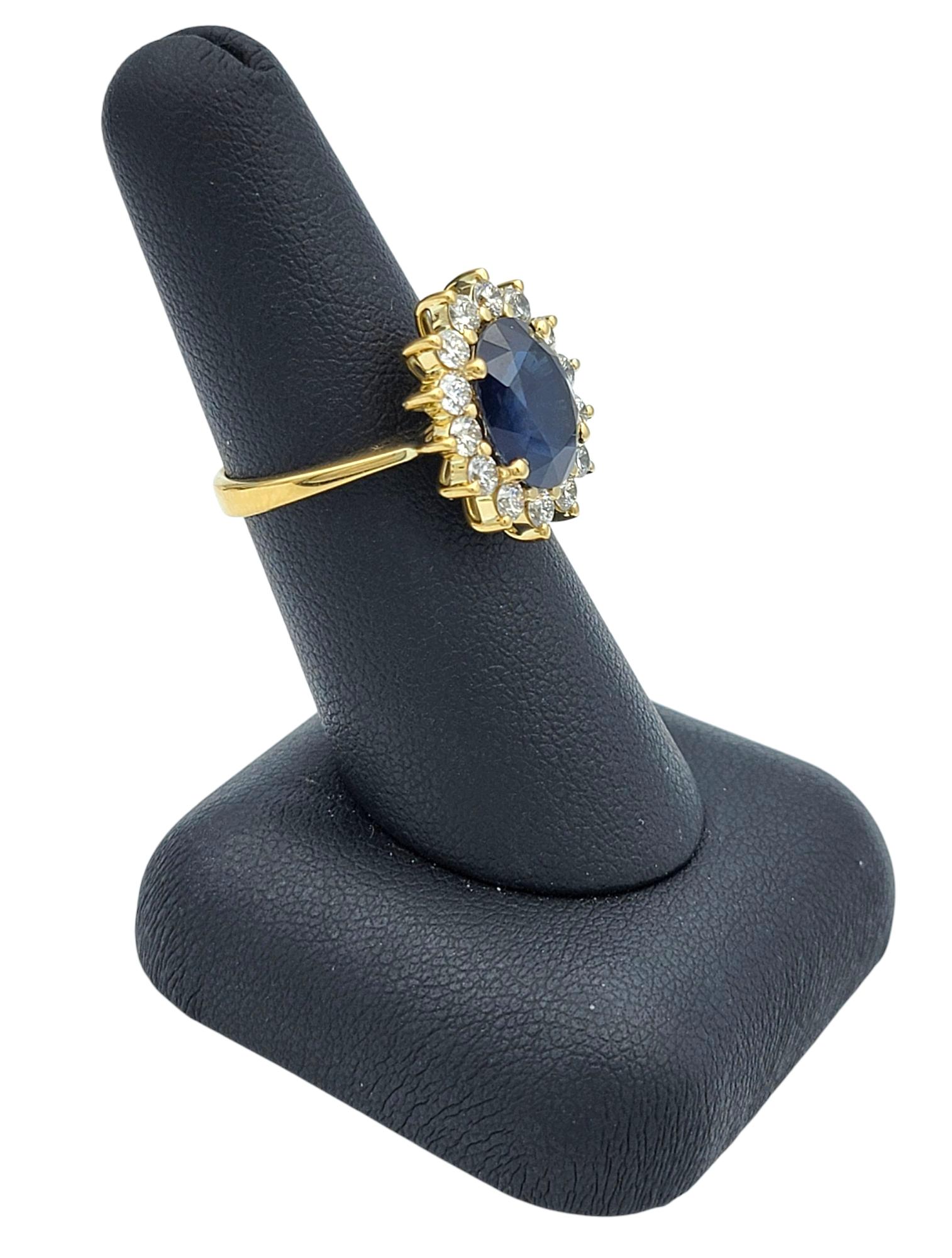 Bague cocktail en or jaune 18 carats, saphir bleu taille ovale et halo de diamants en vente 7