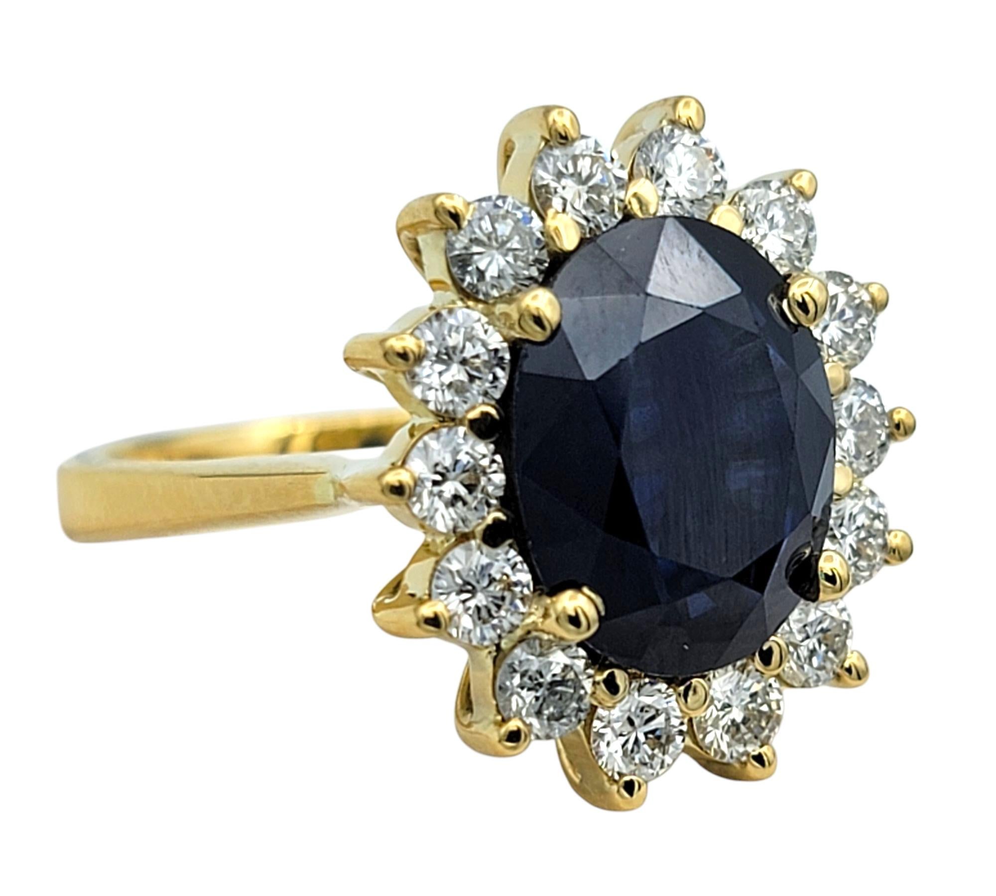Contemporain Bague cocktail en or jaune 18 carats, saphir bleu taille ovale et halo de diamants en vente