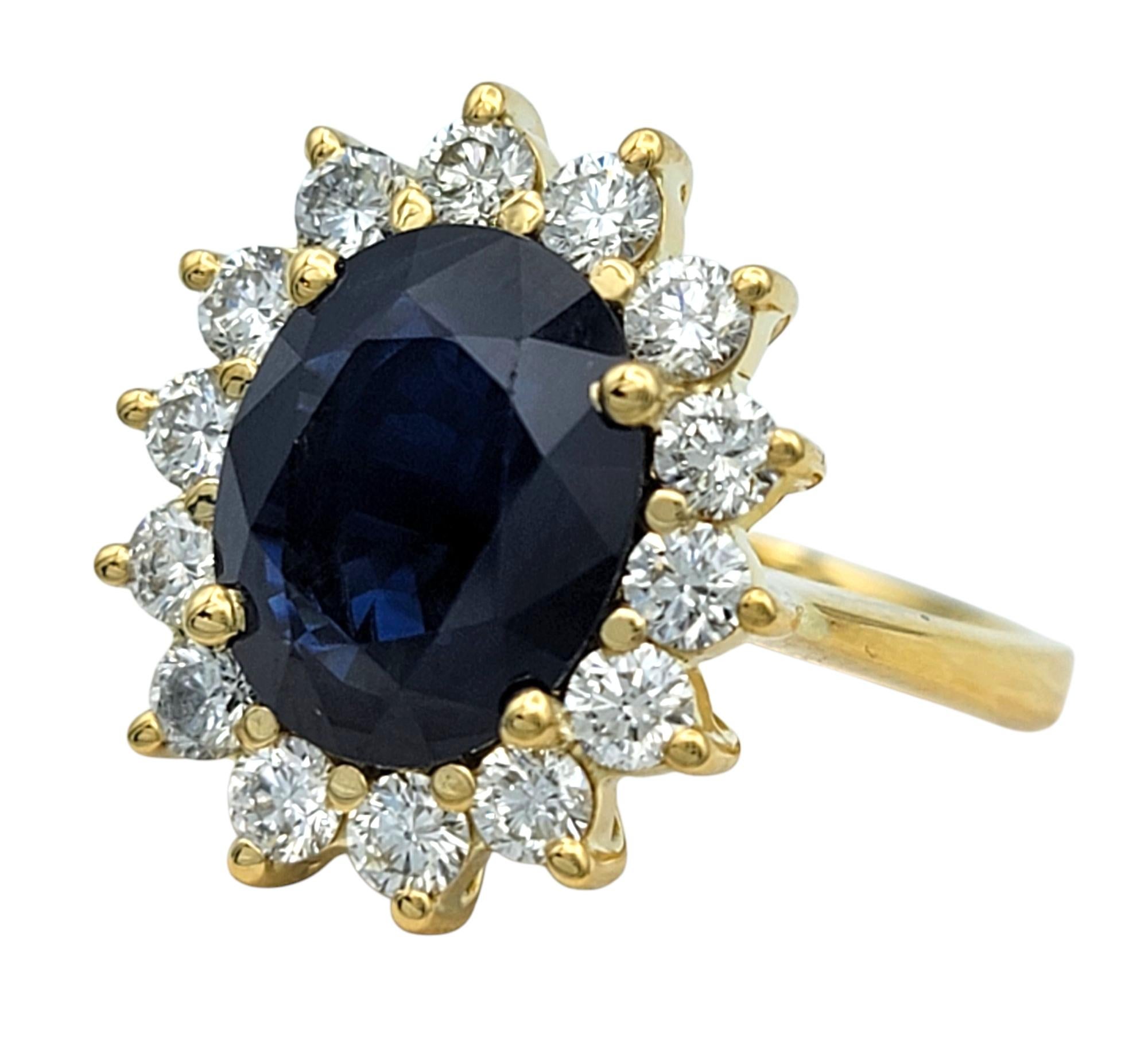 Taille ovale Bague cocktail en or jaune 18 carats, saphir bleu taille ovale et halo de diamants en vente