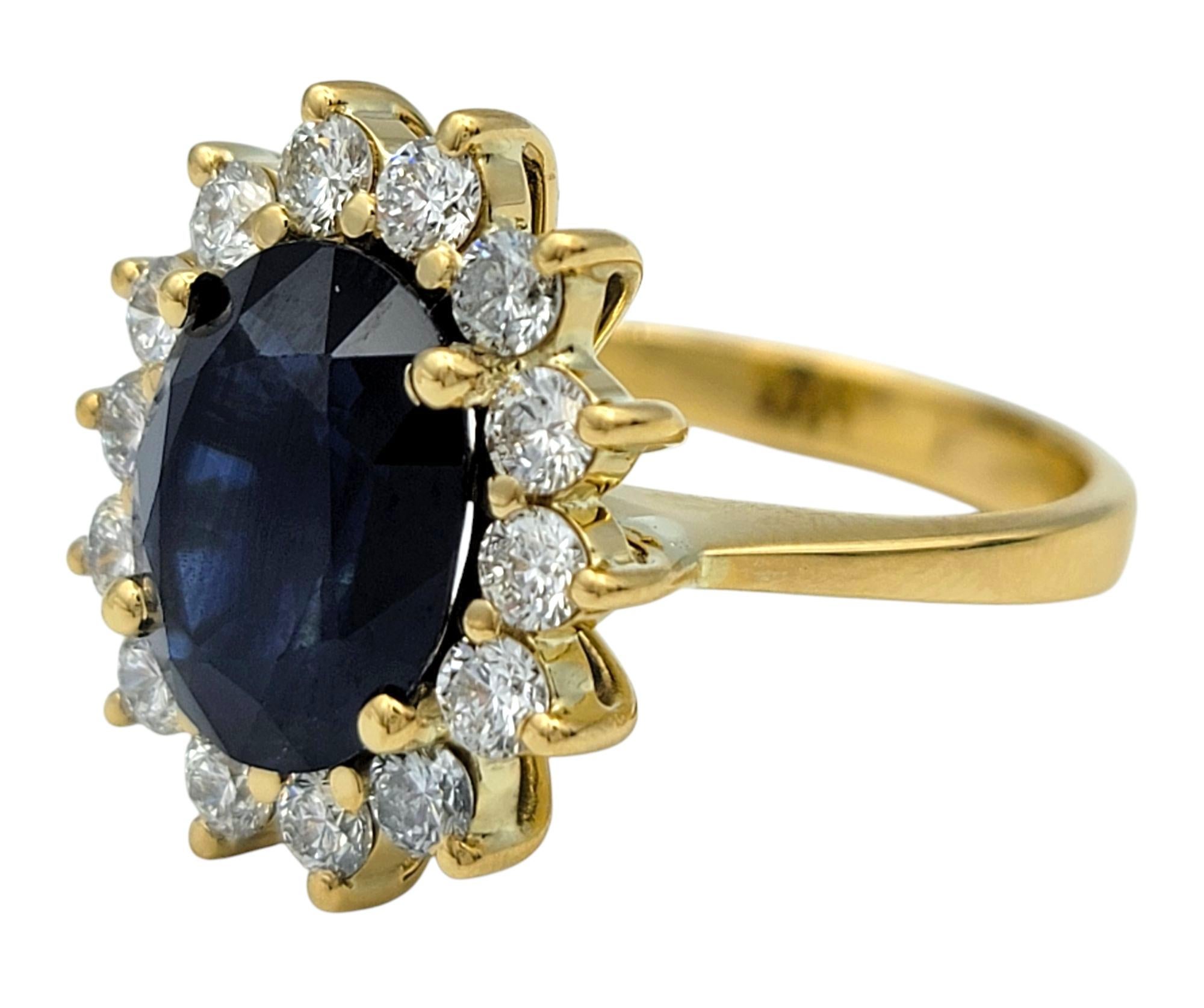 Bague cocktail en or jaune 18 carats, saphir bleu taille ovale et halo de diamants Bon état - En vente à Scottsdale, AZ