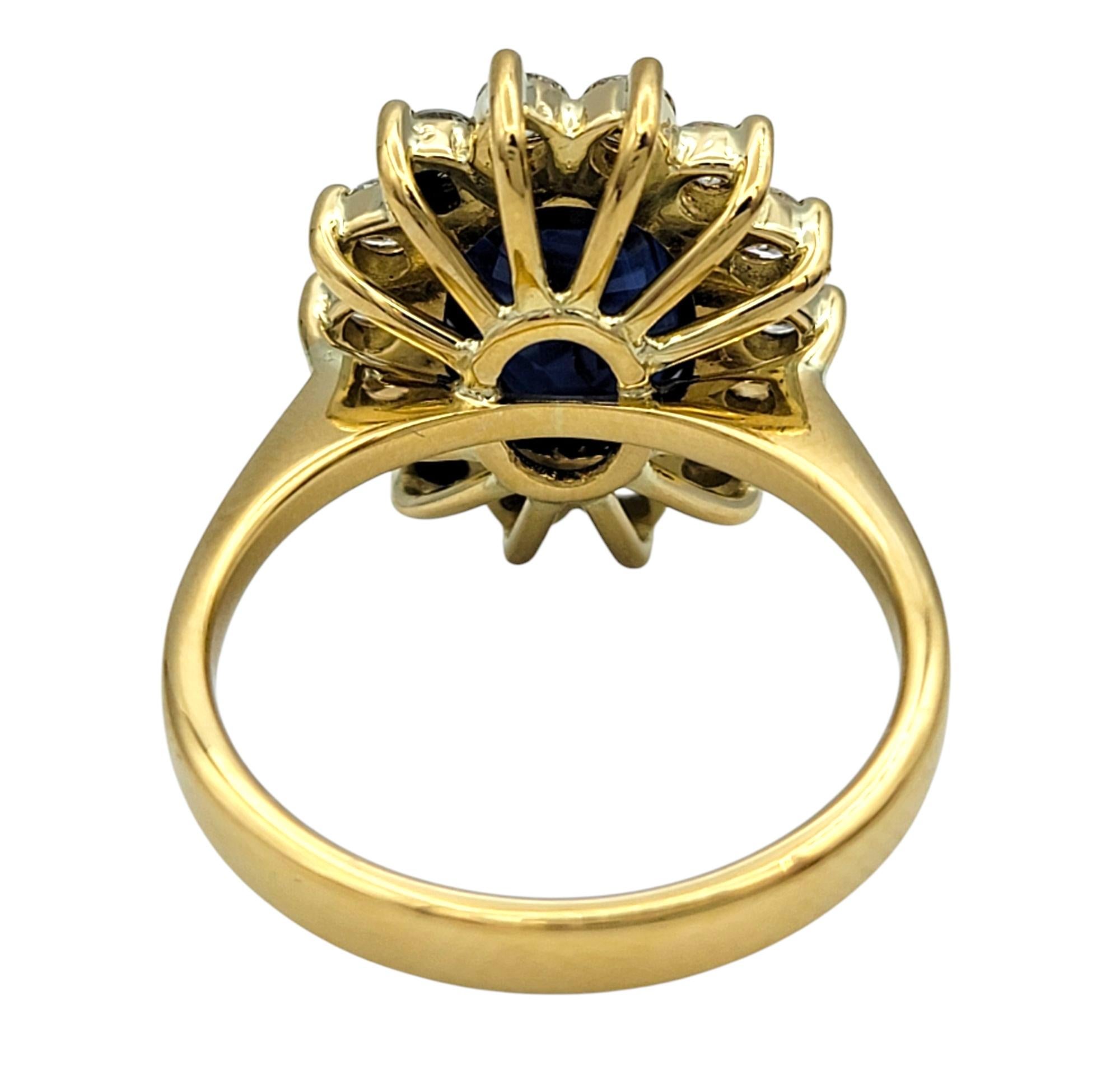 Bague cocktail en or jaune 18 carats, saphir bleu taille ovale et halo de diamants Pour femmes en vente
