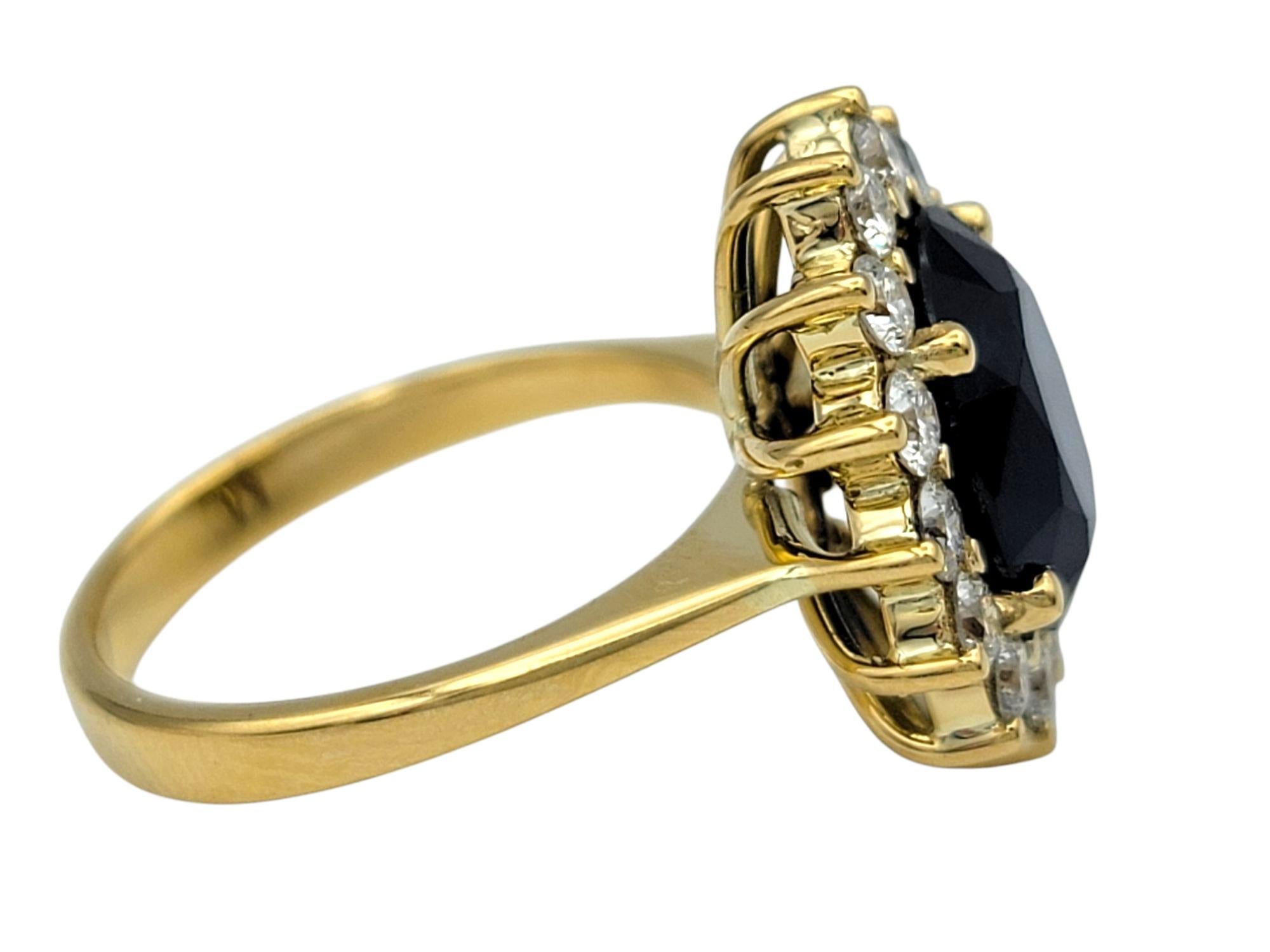 Bague cocktail en or jaune 18 carats, saphir bleu taille ovale et halo de diamants en vente 1
