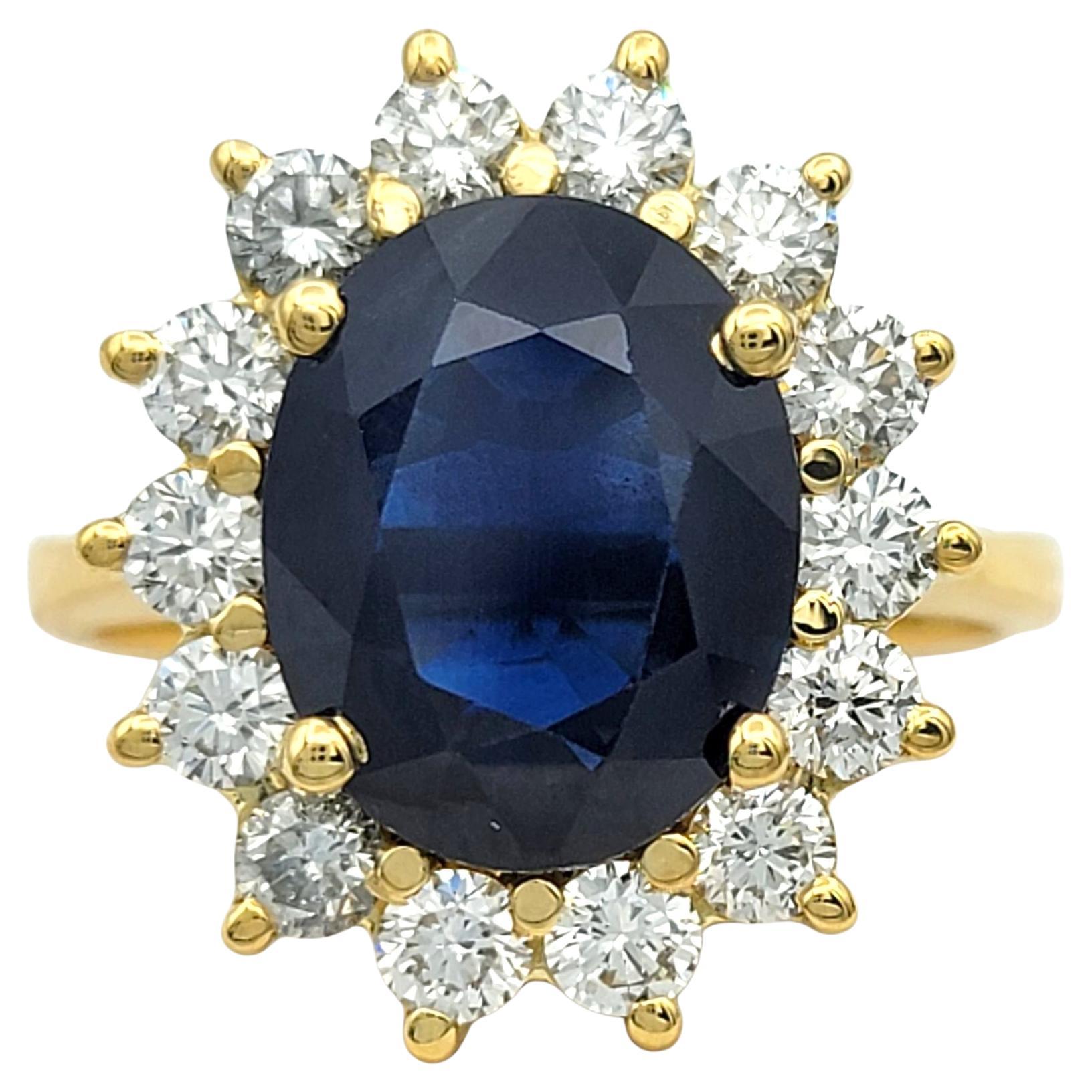 Bague cocktail en or jaune 18 carats, saphir bleu taille ovale et halo de diamants en vente 3