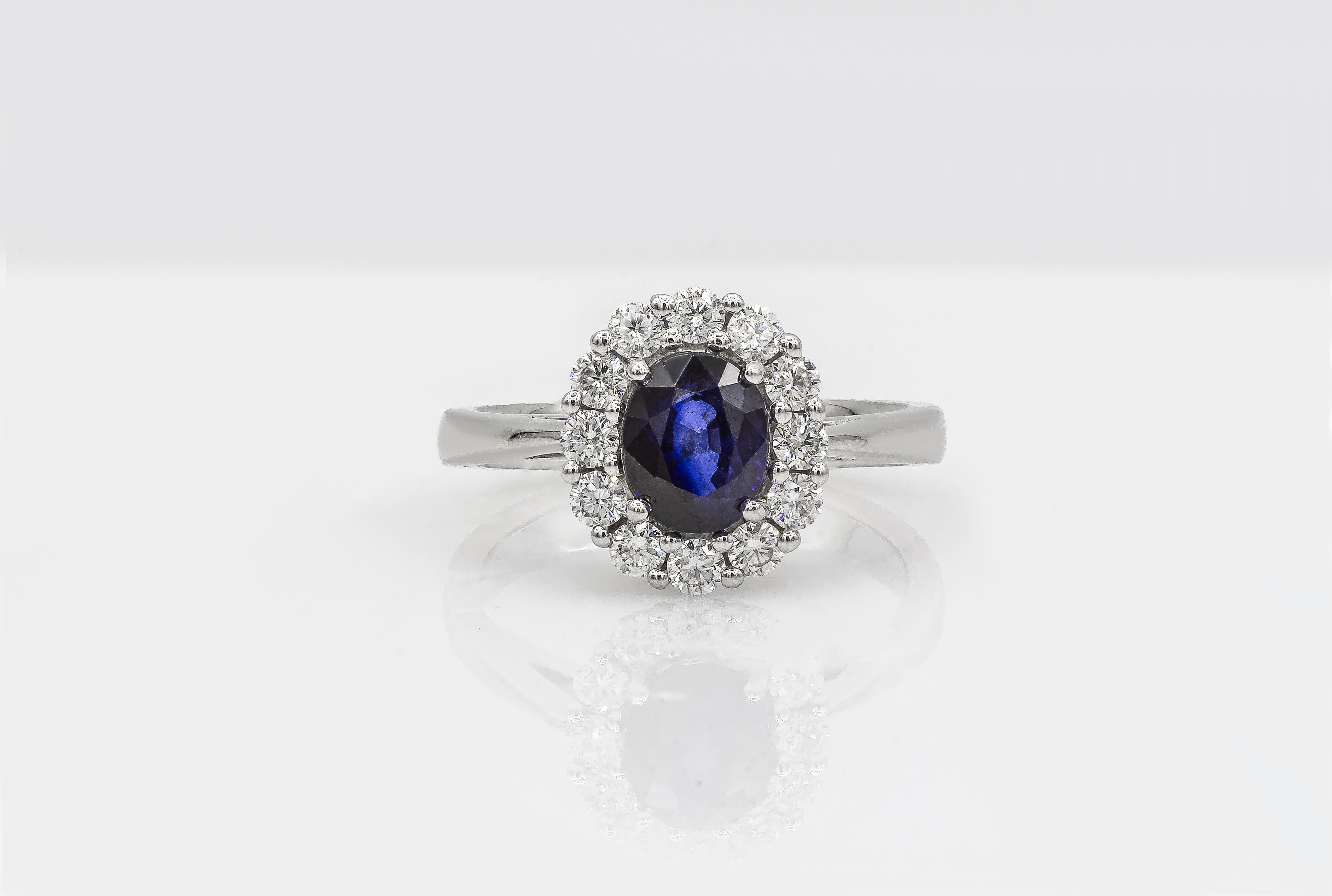 Roman Malakov Verlobungsring mit 1,60 Karat blauem Saphir im Ovalschliff und Diamant-Halo (Zeitgenössisch) im Angebot