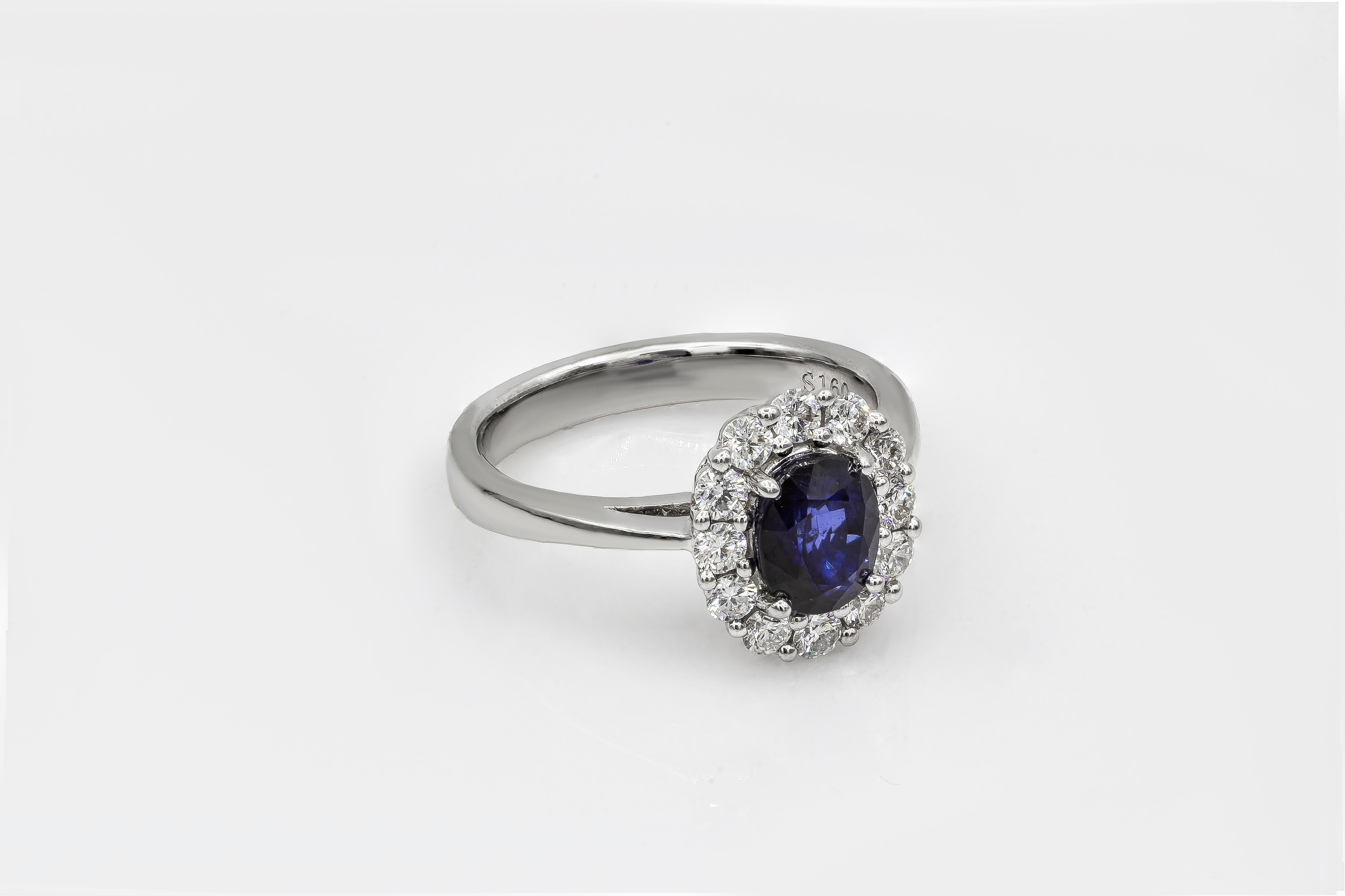 Roman Malakov Verlobungsring mit 1,60 Karat blauem Saphir im Ovalschliff und Diamant-Halo im Zustand „Neu“ im Angebot in New York, NY