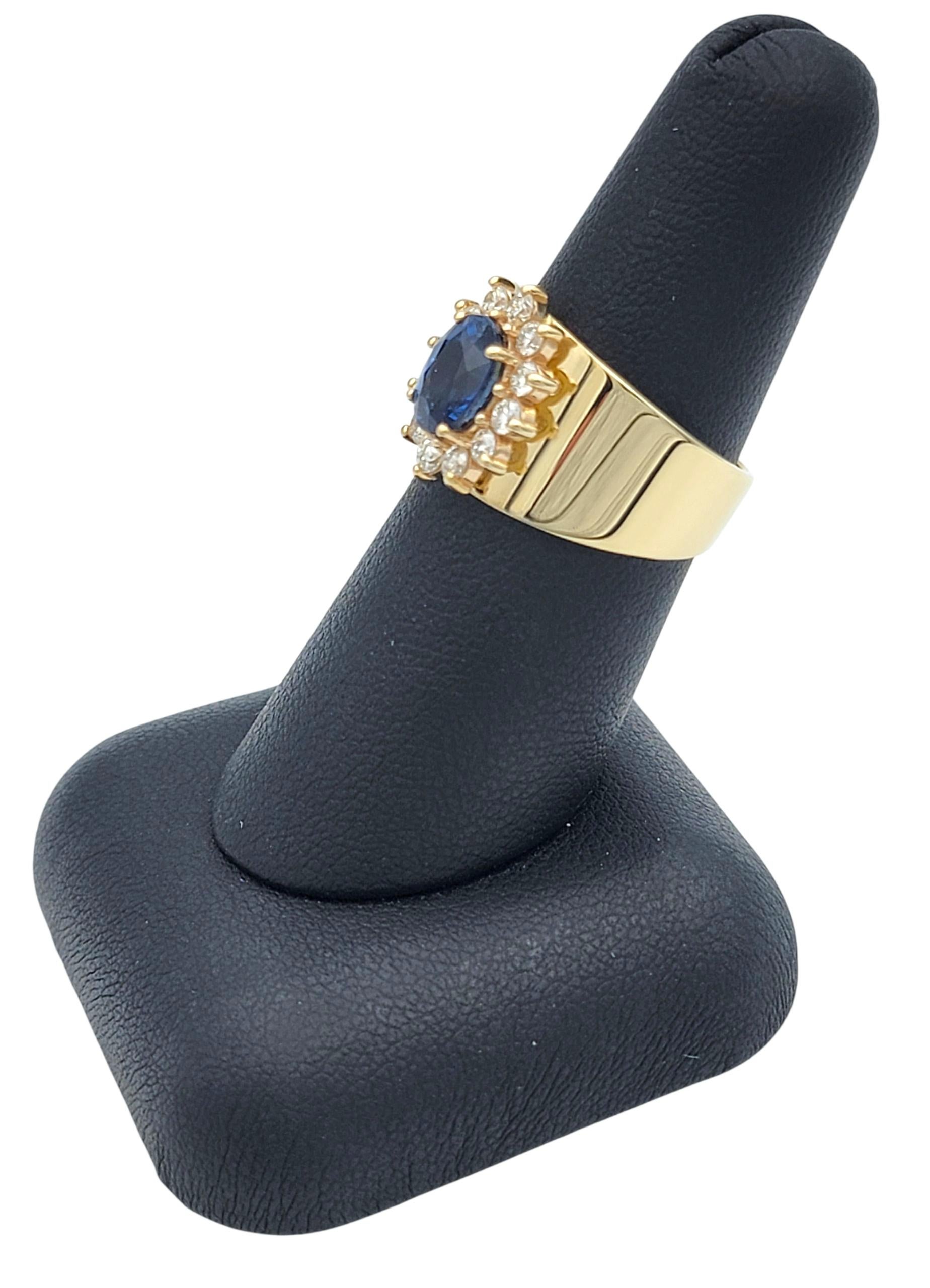 Anello a fascia larga con zaffiro blu taglio ovale e diamanti in oro giallo 14 carati in vendita 4