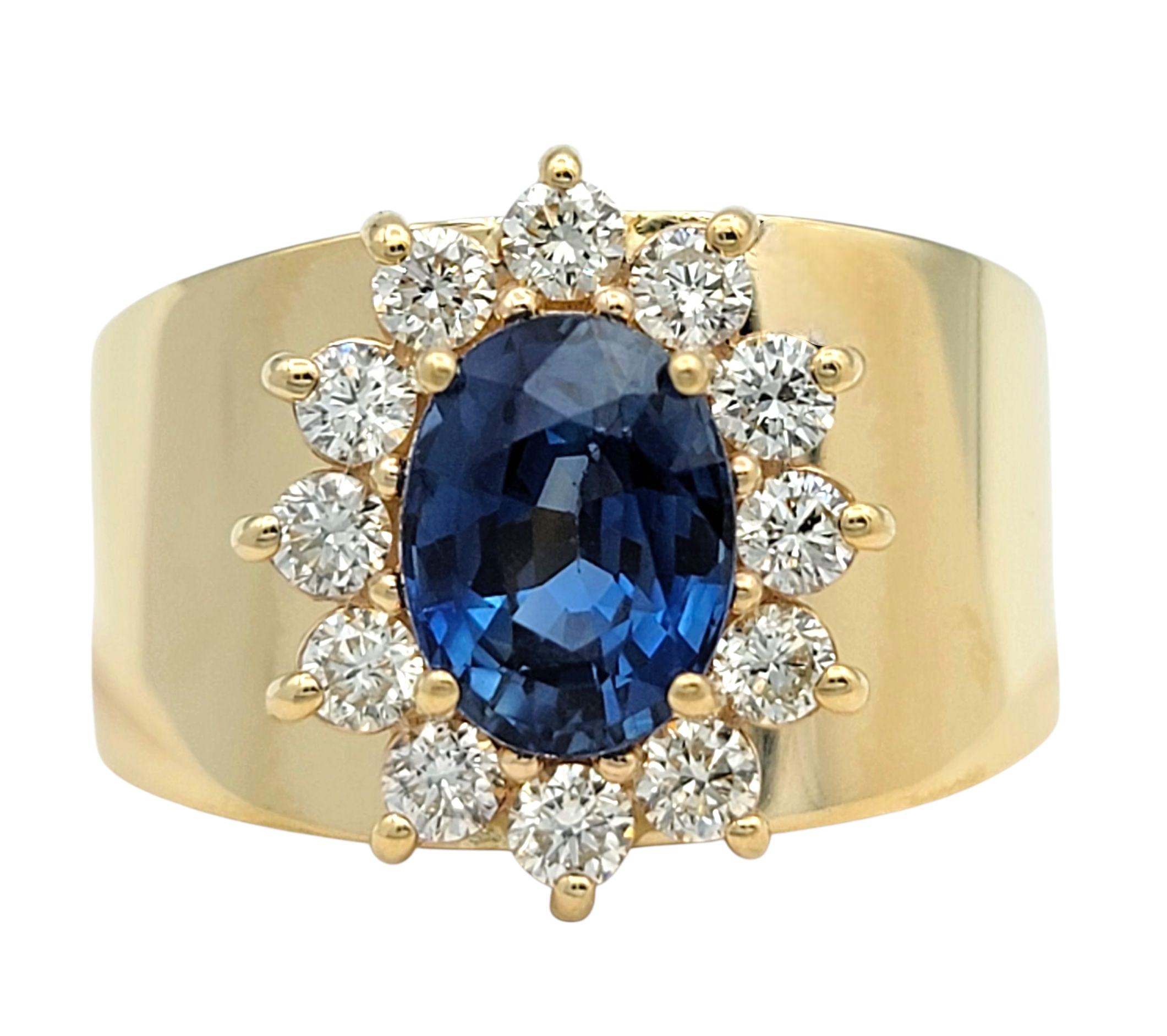 Misura dell'anello: 7

Questo squisito anello è incentrato su un affascinante zaffiro blu dal taglio ovale, che brilla di una tonalità ricca e vellutata che attira immediatamente lo sguardo. Lo zaffiro è incorniciato con eleganza da un'aureola di