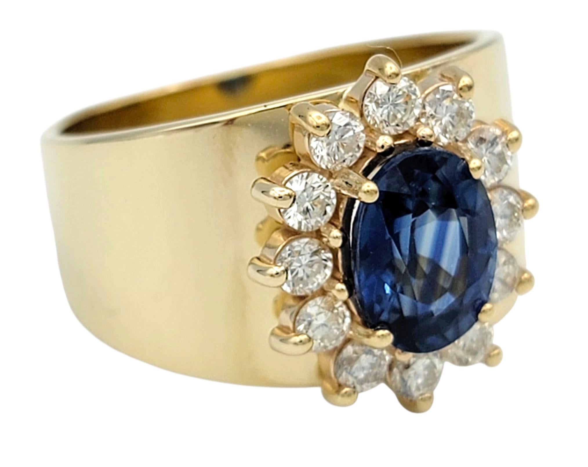 Contemporaneo Anello a fascia larga con zaffiro blu taglio ovale e diamanti in oro giallo 14 carati in vendita