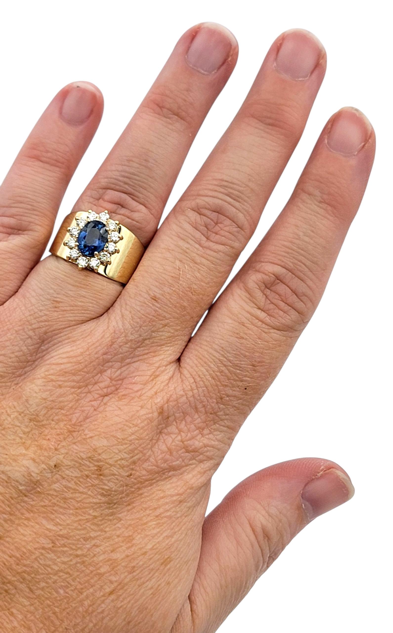 Anello a fascia larga con zaffiro blu taglio ovale e diamanti in oro giallo 14 carati in vendita 1