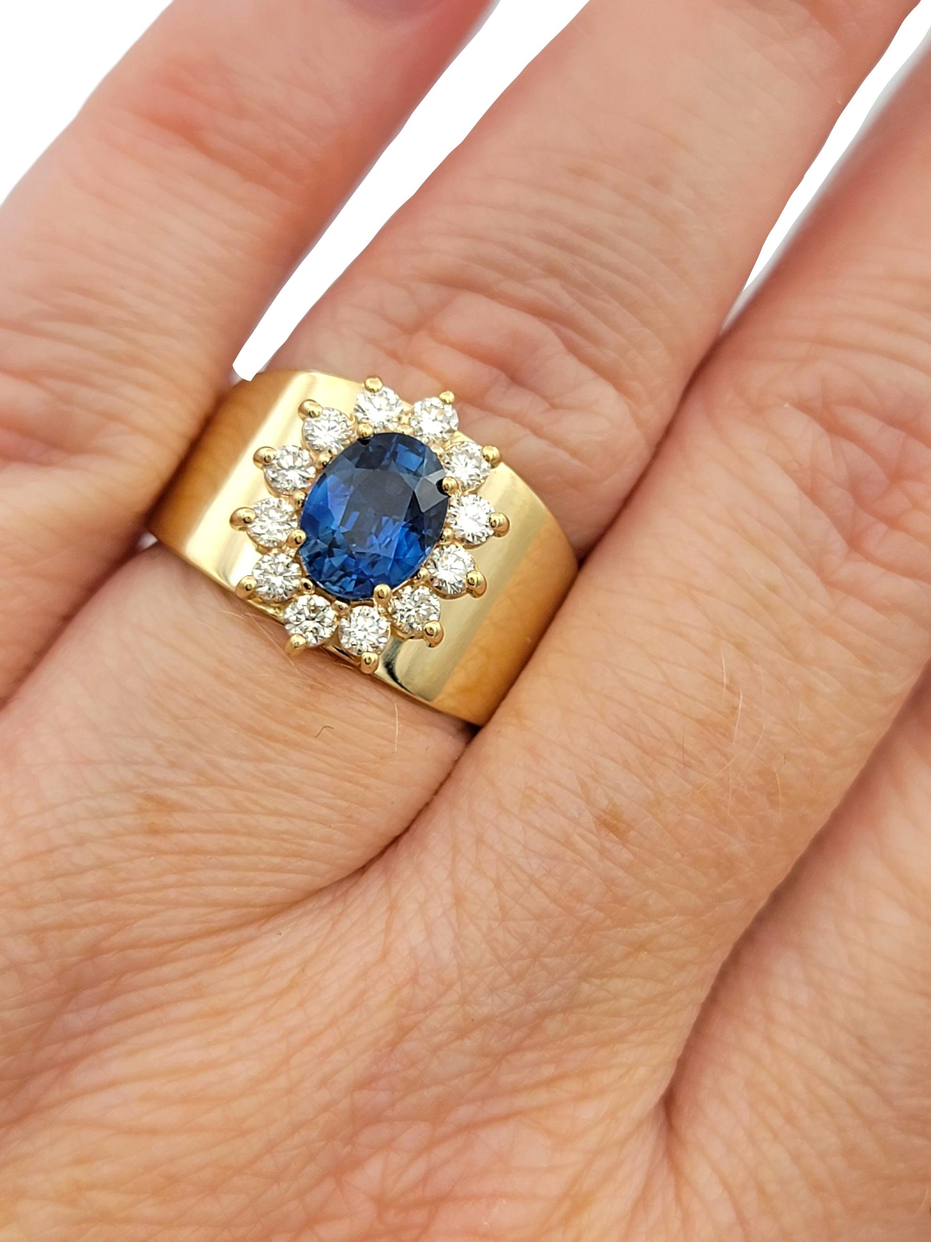 Anello a fascia larga con zaffiro blu taglio ovale e diamanti in oro giallo 14 carati in vendita 2
