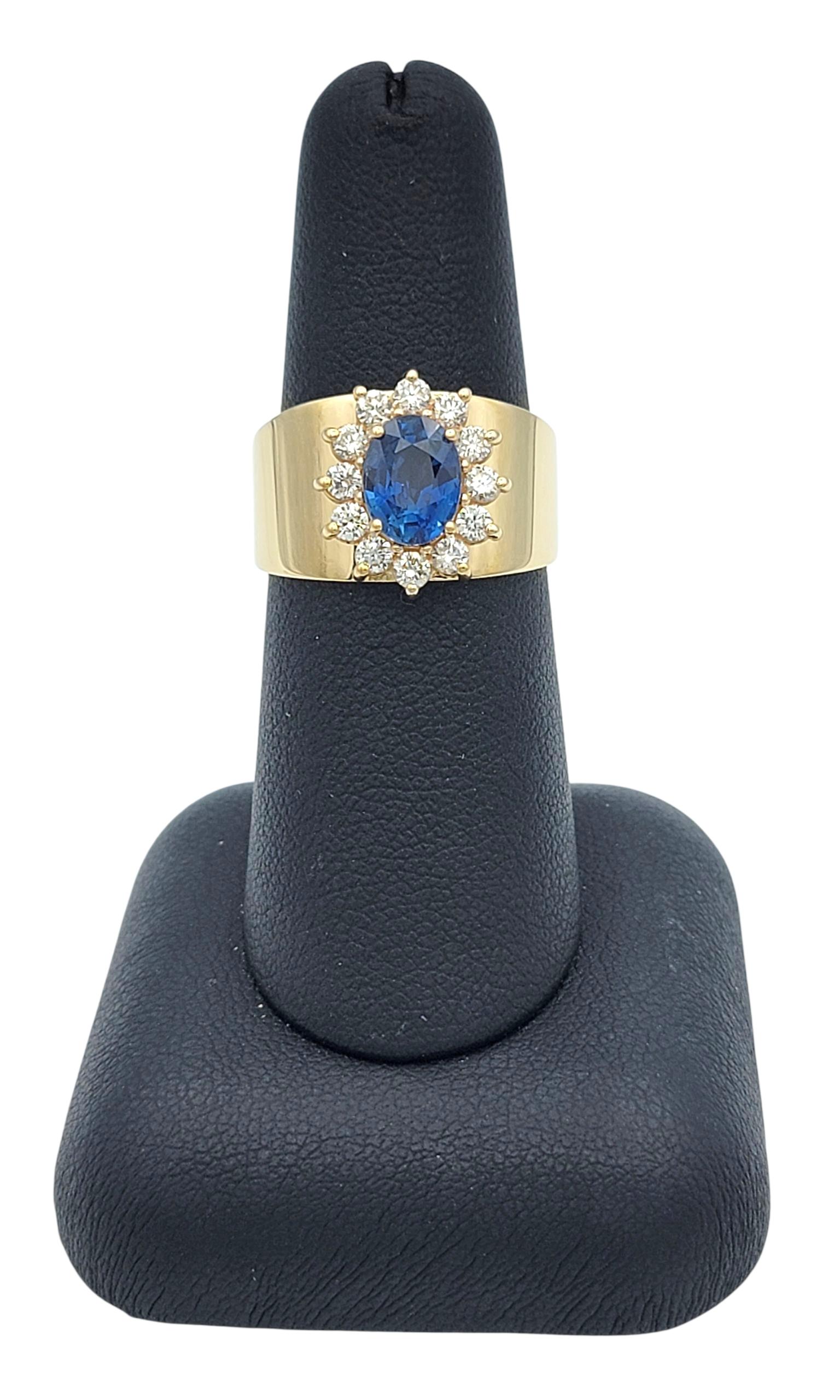 Anello a fascia larga con zaffiro blu taglio ovale e diamanti in oro giallo 14 carati in vendita 3