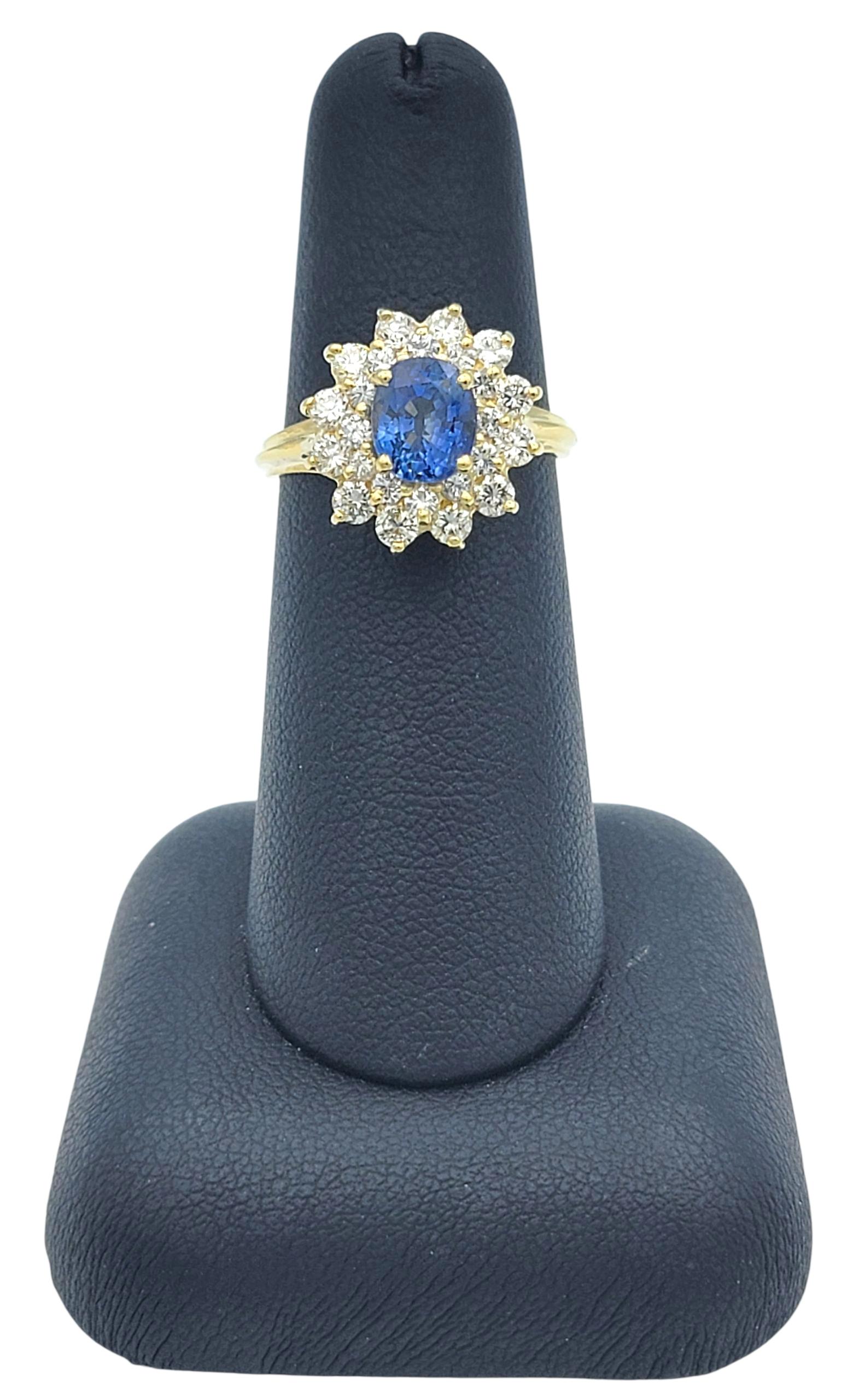 Bague en or jaune 18 carats avec saphir bleu taillé en ovale et double diamant en halo en vente 4