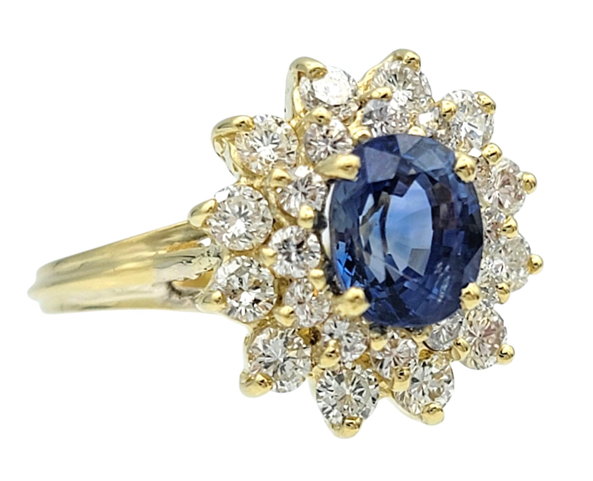 Contemporain Bague en or jaune 18 carats avec saphir bleu taillé en ovale et double diamant en halo en vente