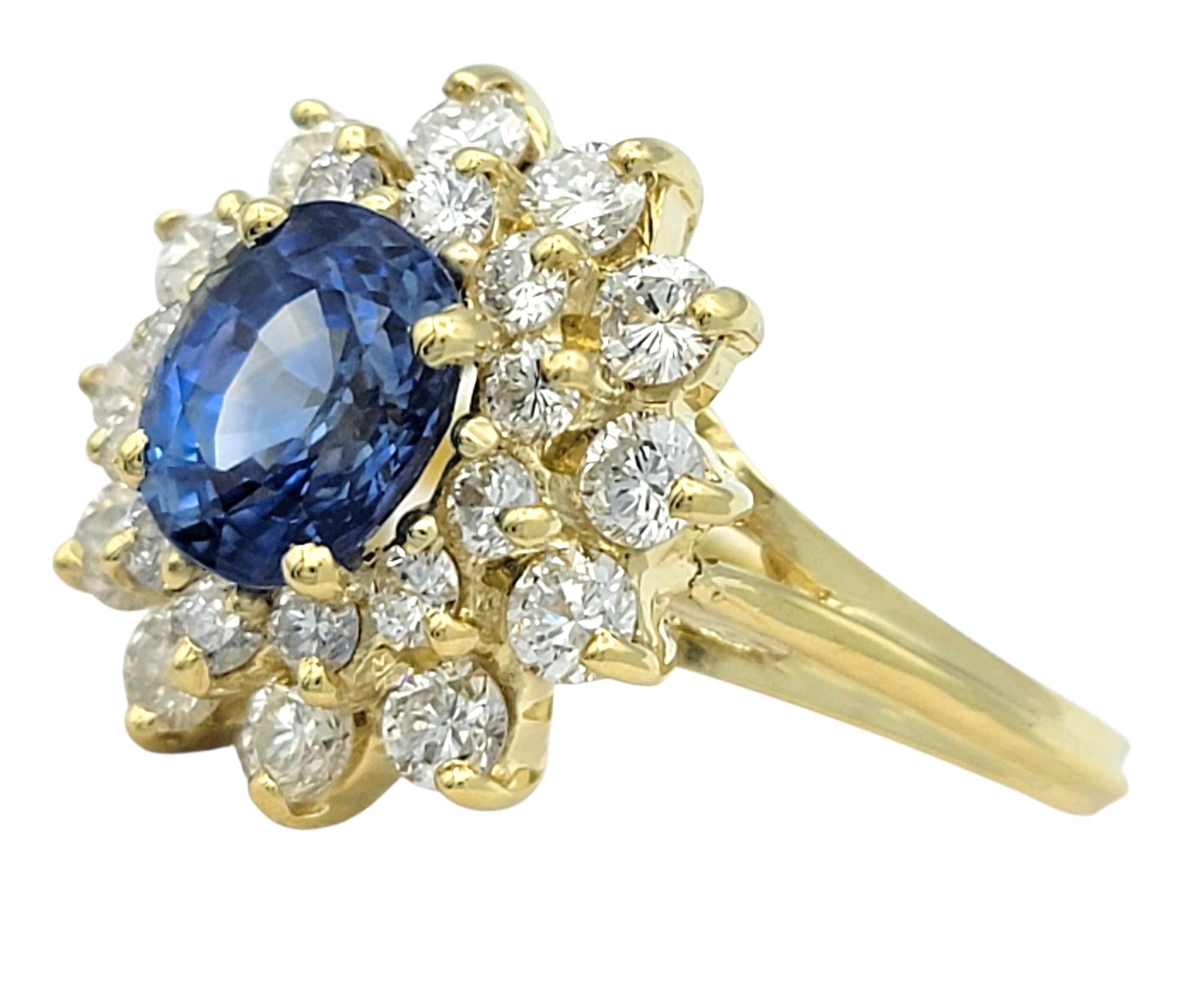 Taille ovale Bague en or jaune 18 carats avec saphir bleu taillé en ovale et double diamant en halo en vente