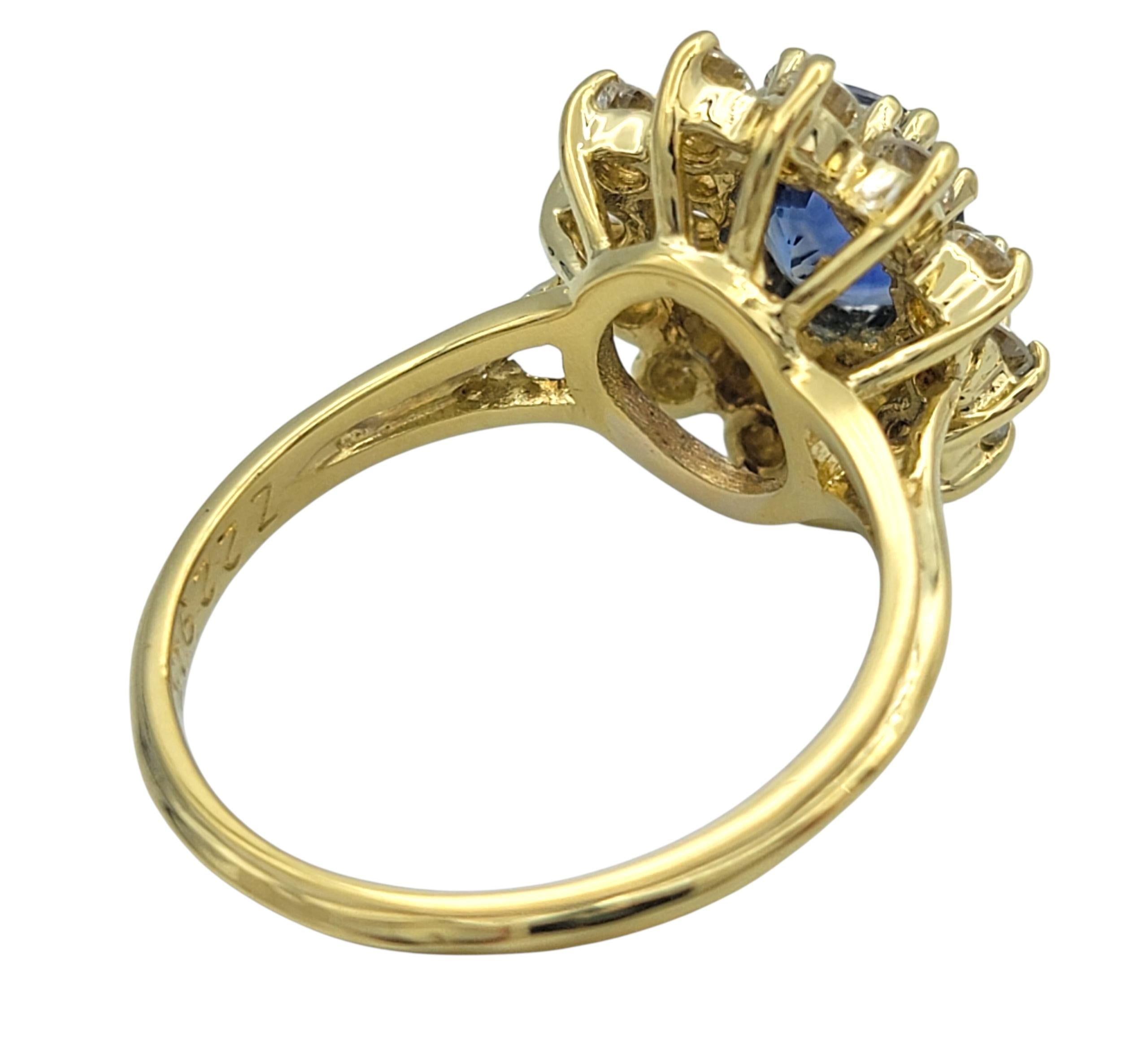 Bague en or jaune 18 carats avec saphir bleu taillé en ovale et double diamant en halo Bon état - En vente à Scottsdale, AZ