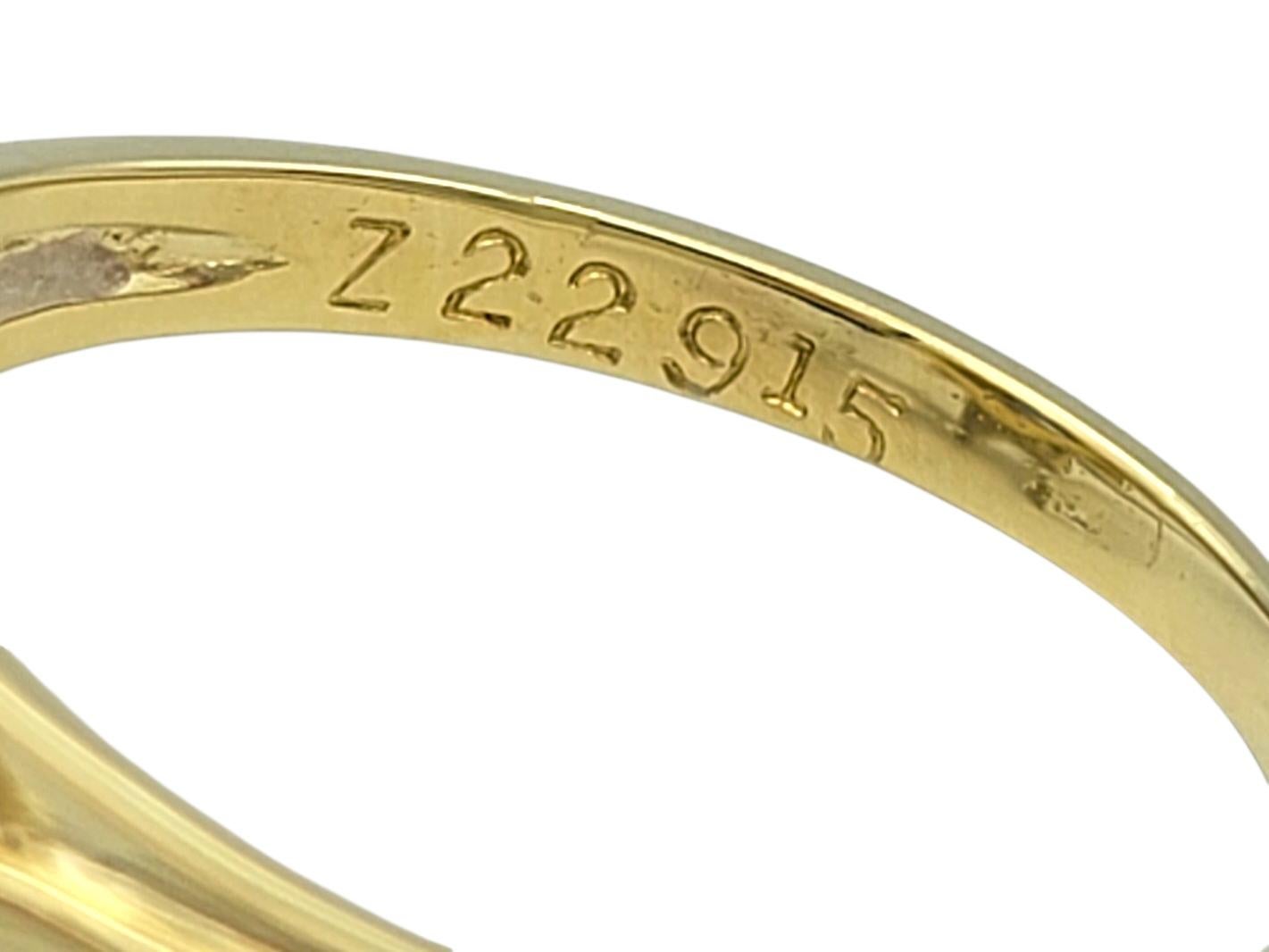 Bague en or jaune 18 carats avec saphir bleu taillé en ovale et double diamant en halo en vente 1