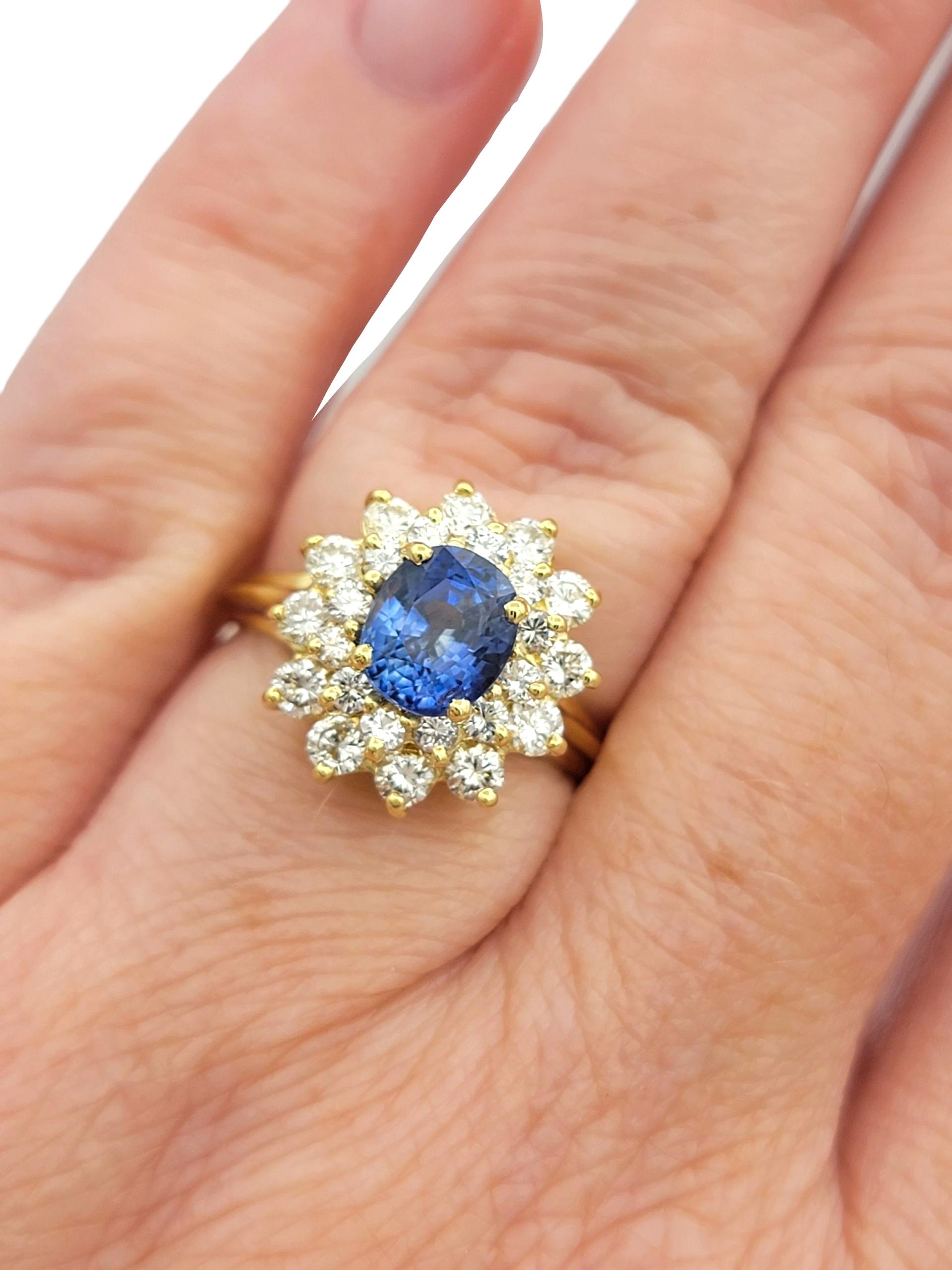Bague en or jaune 18 carats avec saphir bleu taillé en ovale et double diamant en halo en vente 3