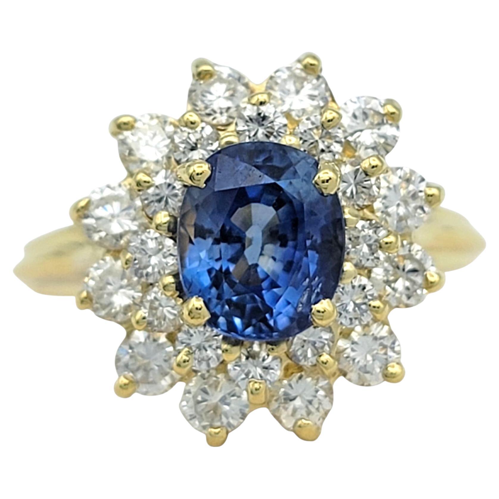 Anello con zaffiro blu taglio ovale e doppio diamante a raggiera in oro giallo 18 carati