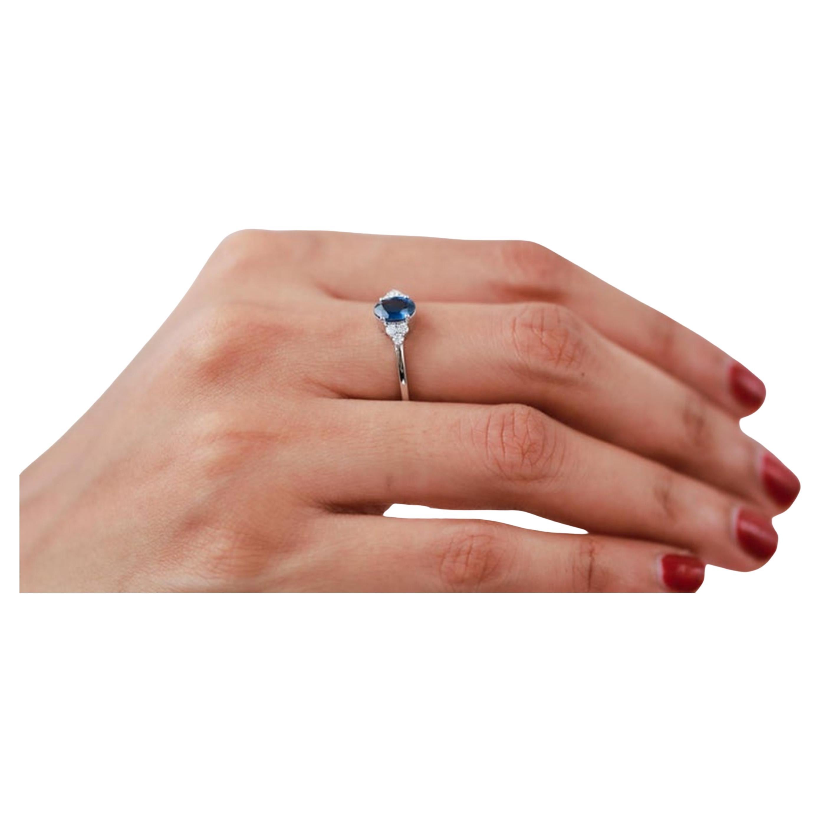 A Bold Expression of Elegance and Timeless Romance

Striking the perfect harmony between vintage-inspired beauty and contemporary refinement, this seven-stone cluster engagement ring captures the essence of heirloom artistry. At the heart of the