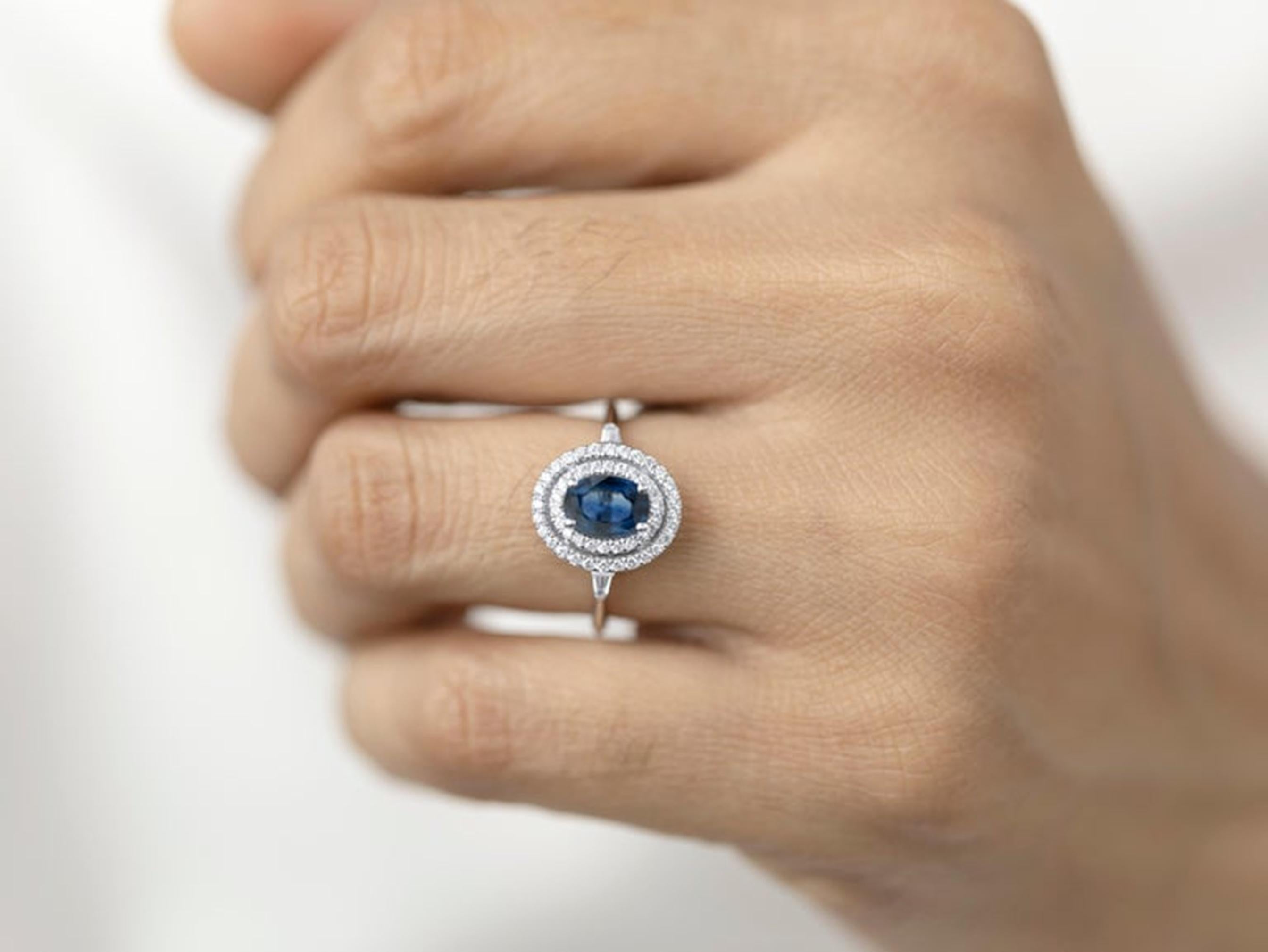 Zafiro Azul Ovalado Diamante Baguette Corte Redondo Doble Halo Anillo de Cóctel en venta 2
