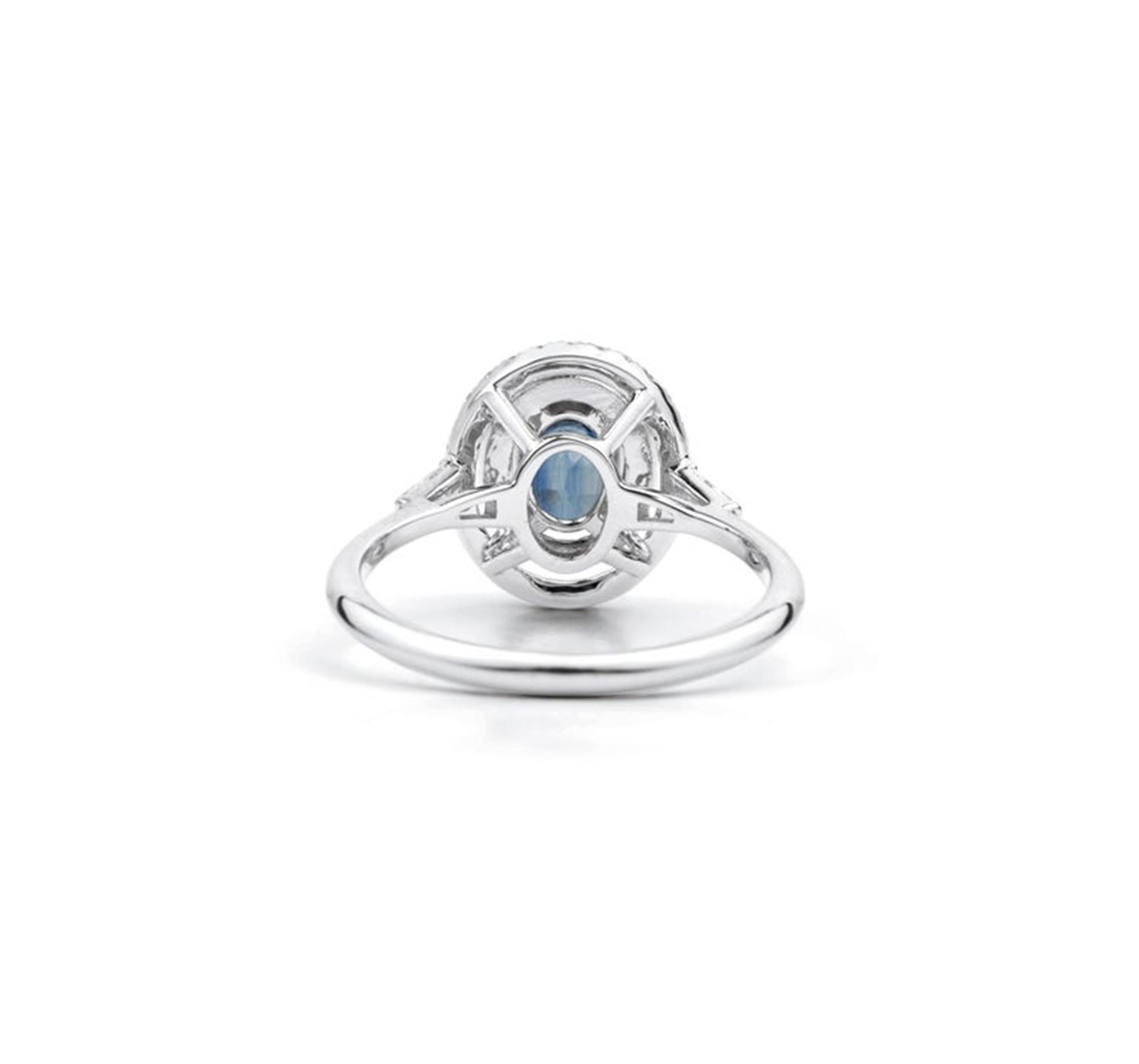 Zafiro Azul Ovalado Diamante Baguette Corte Redondo Doble Halo Anillo de Cóctel en venta 3