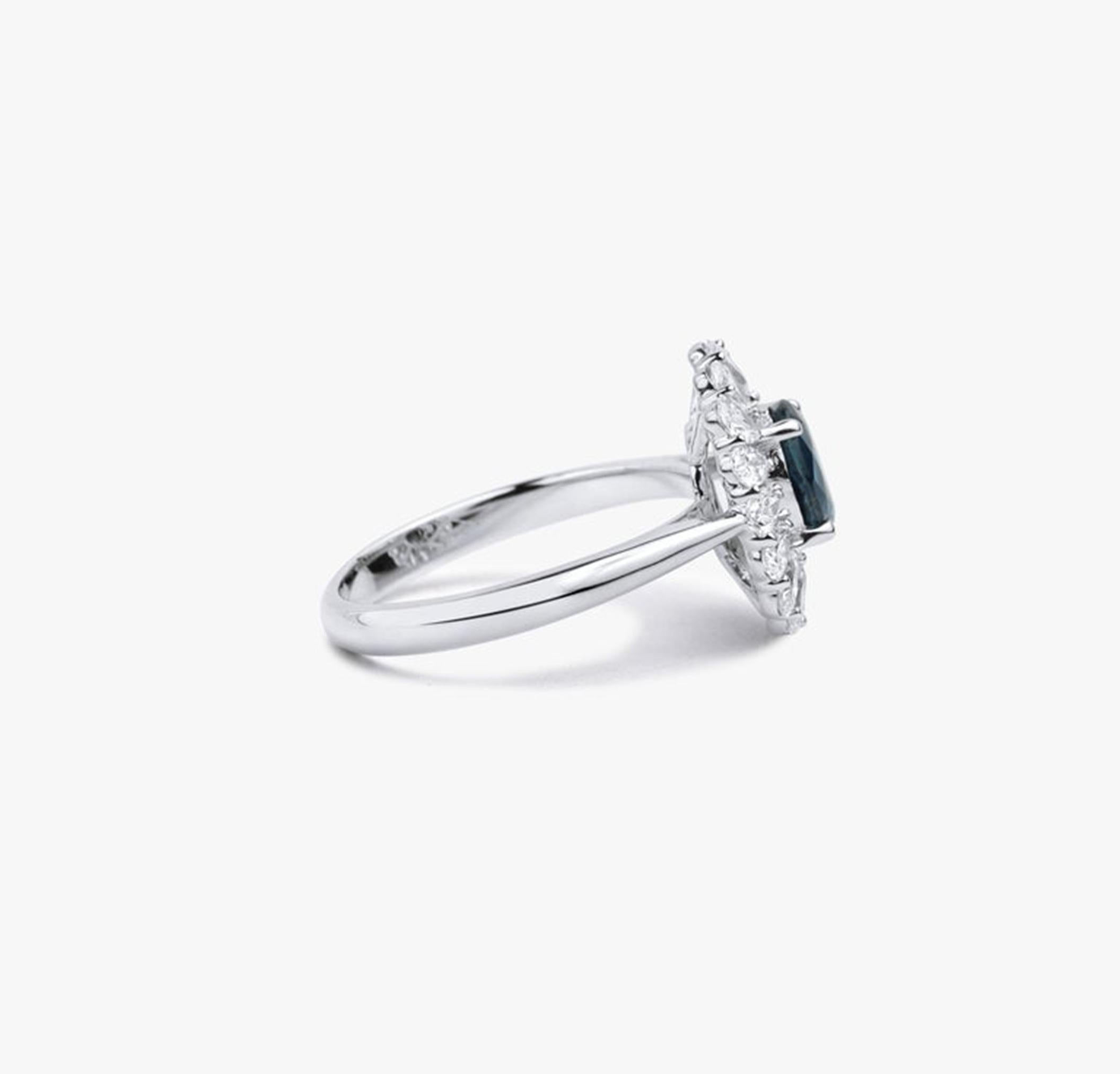 Bague de fiançailles cocktail en or blanc avec saphir bleu ovale et halo de diamants taille poire en vente 1