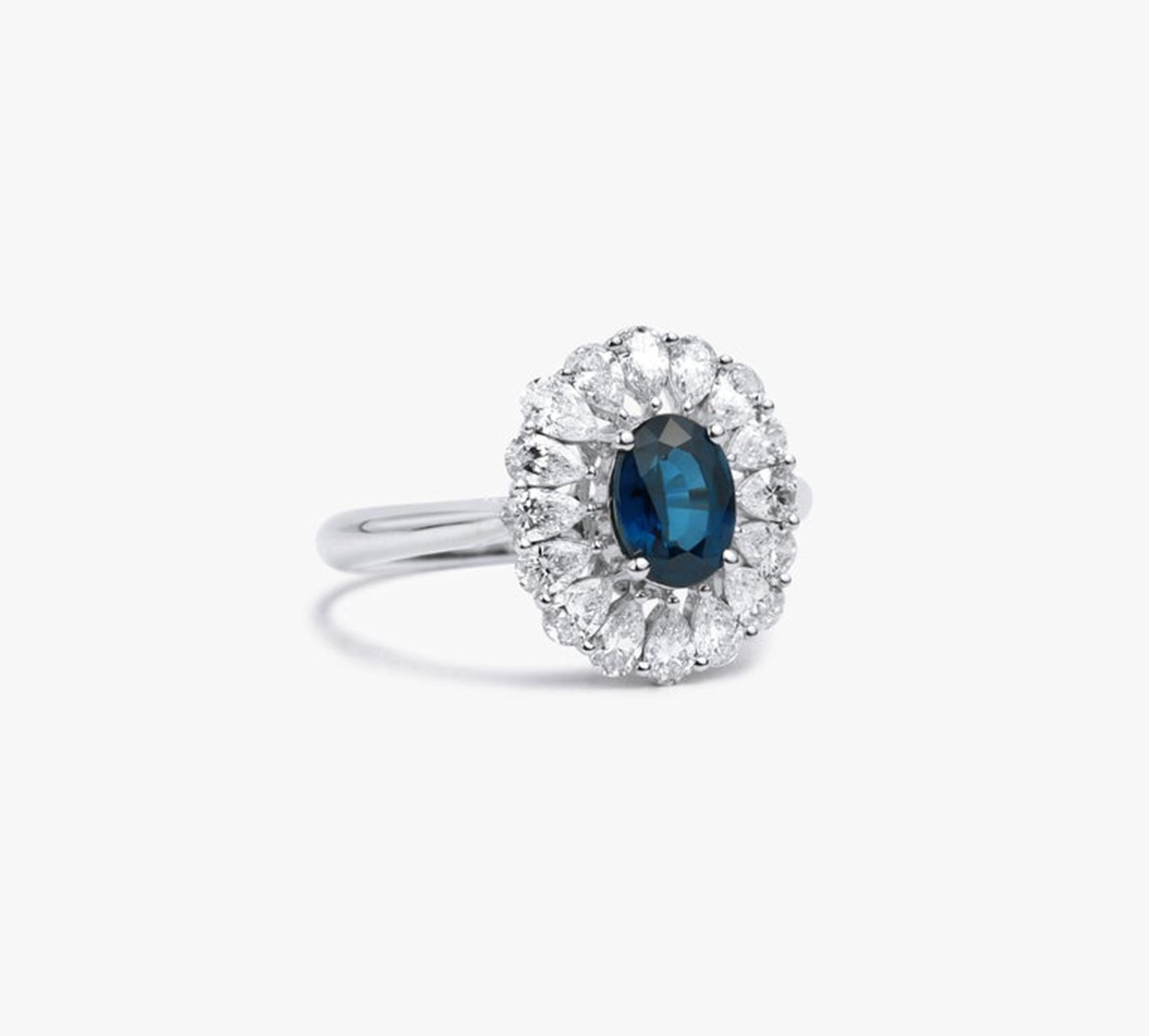 Bague de fiançailles cocktail en or blanc avec saphir bleu ovale et halo de diamants taille poire en vente 2
