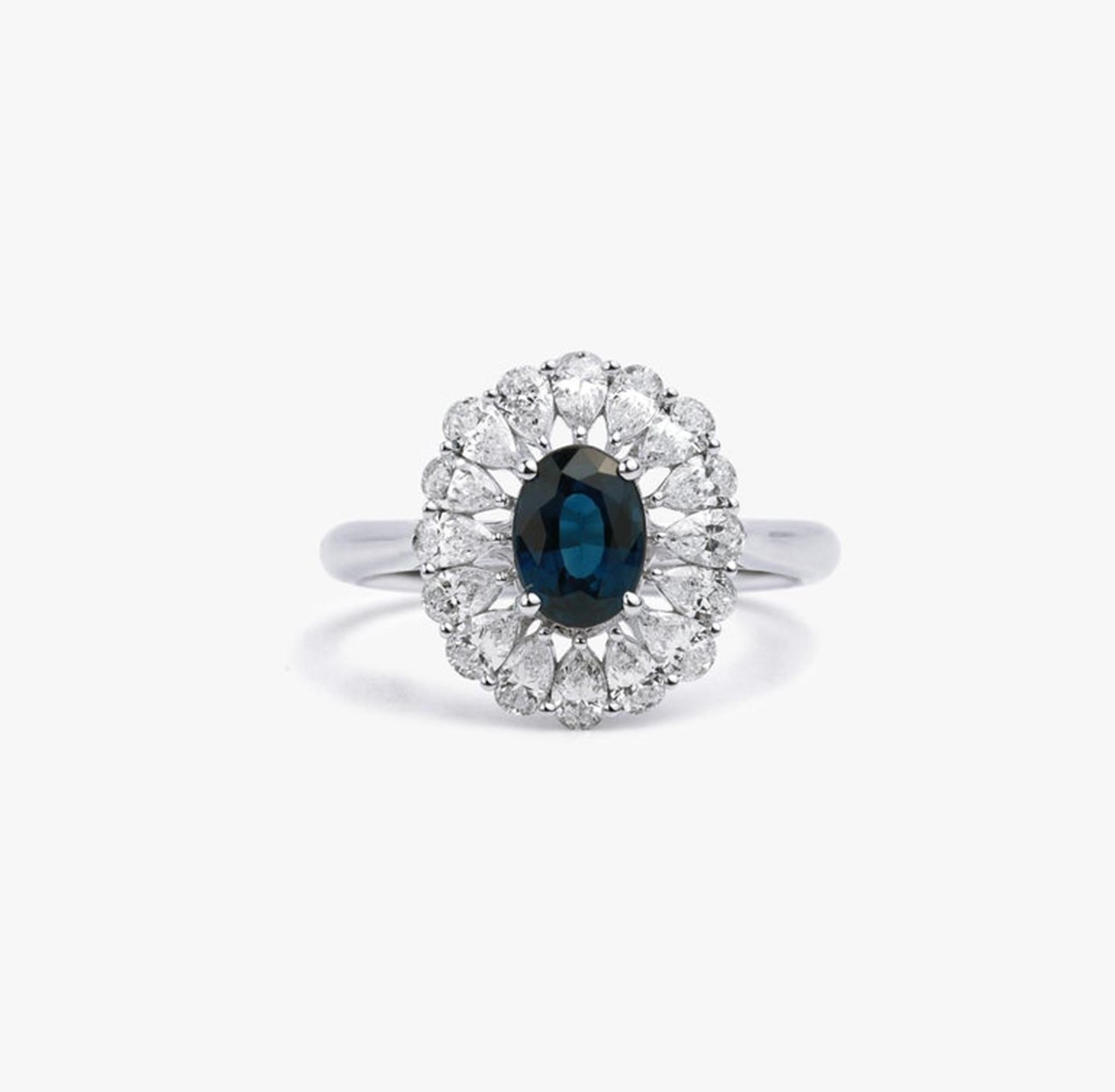 Bague de fiançailles cocktail en or blanc avec saphir bleu ovale et halo de diamants taille poire en vente 3