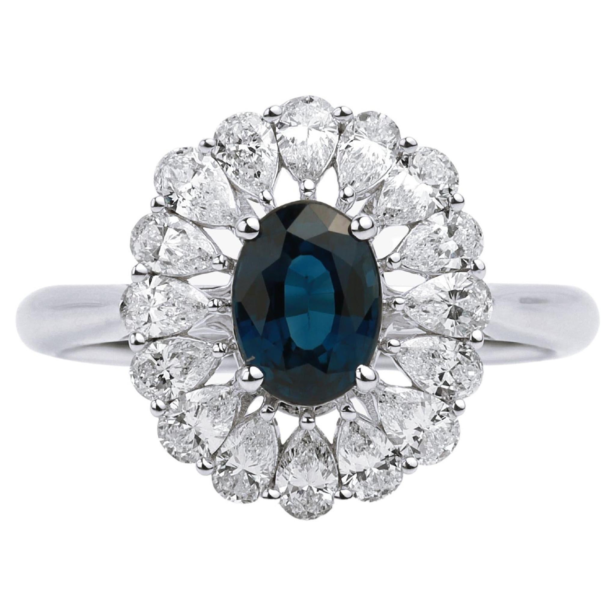 Bague de fiançailles cocktail en or blanc avec saphir bleu ovale et halo de diamants taille poire en vente
