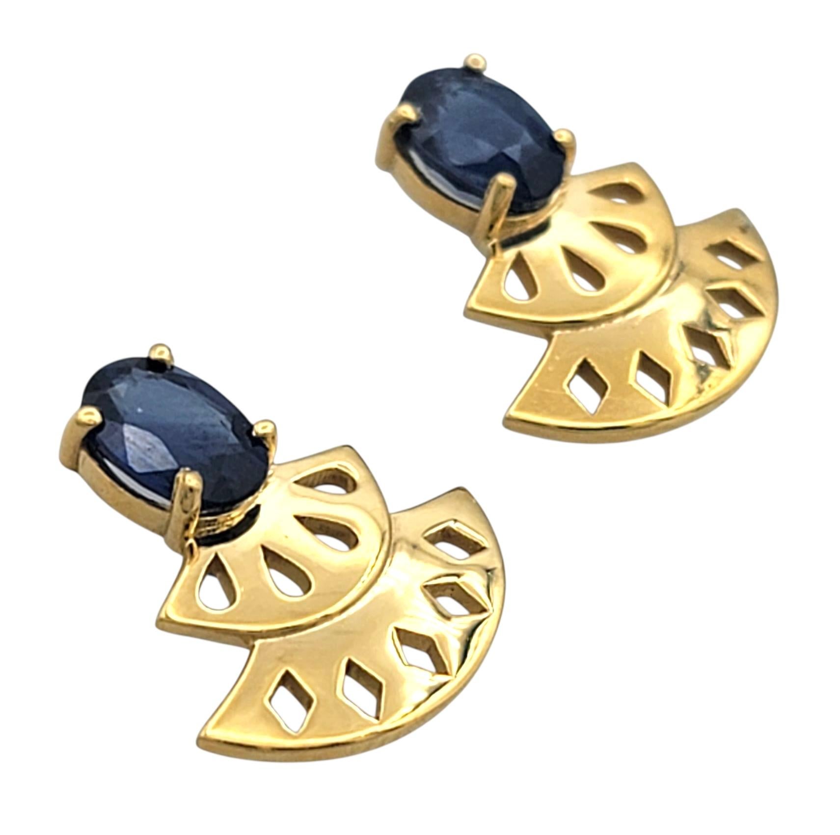 Ces boucles d'oreilles en saphir présentent des saphirs bleus de taille ovale sertis dans un riche or jaune 22 carats. Les saphirs sont d'un bleu profond classique qui s'harmonise parfaitement avec la monture en or chaud. Chaque boucle d'oreille est