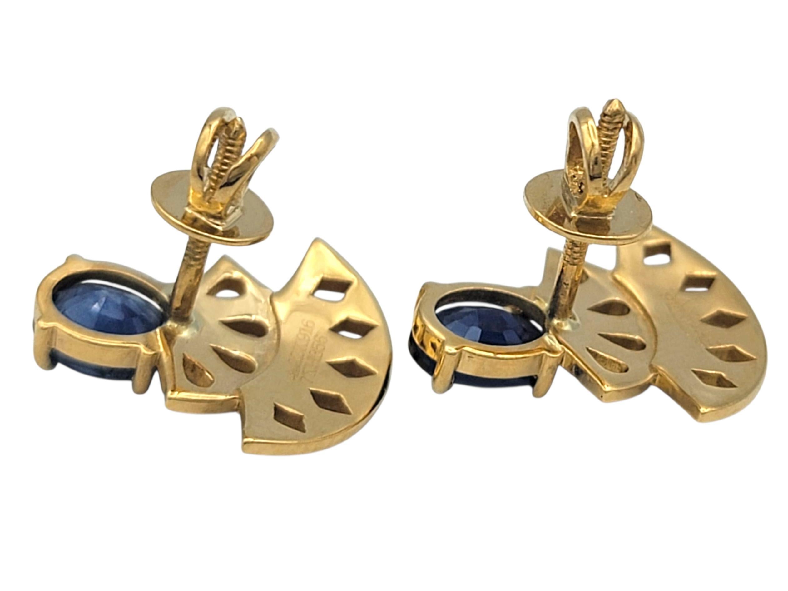 Contemporain Boucles d'oreilles en or jaune 22 carats avec motif d'éventail en saphir bleu taillé en forme d'ovale en vente