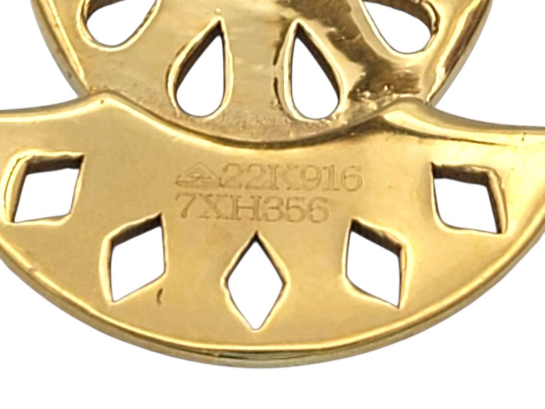 Taille ovale Boucles d'oreilles en or jaune 22 carats avec motif d'éventail en saphir bleu taillé en forme d'ovale en vente