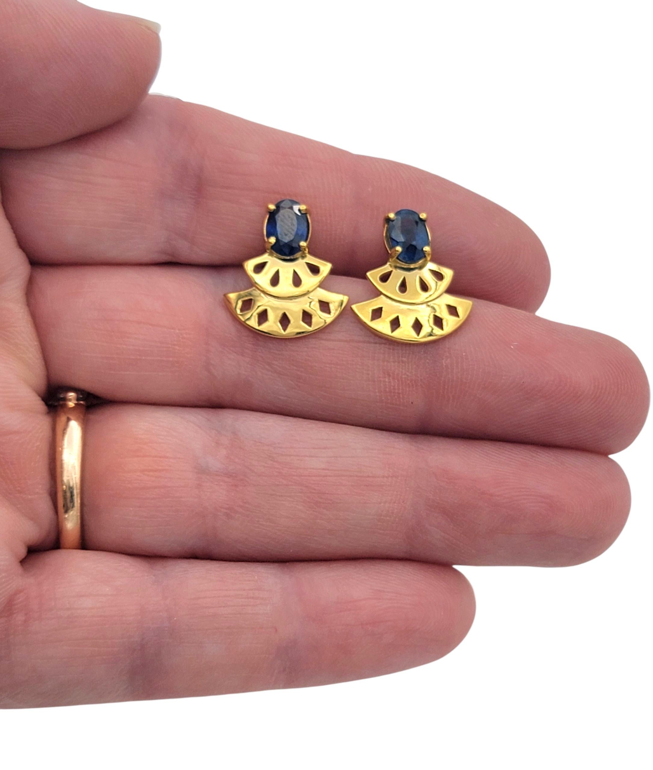 Boucles d'oreilles en or jaune 22 carats avec motif d'éventail en saphir bleu taillé en forme d'ovale Bon état - En vente à Scottsdale, AZ