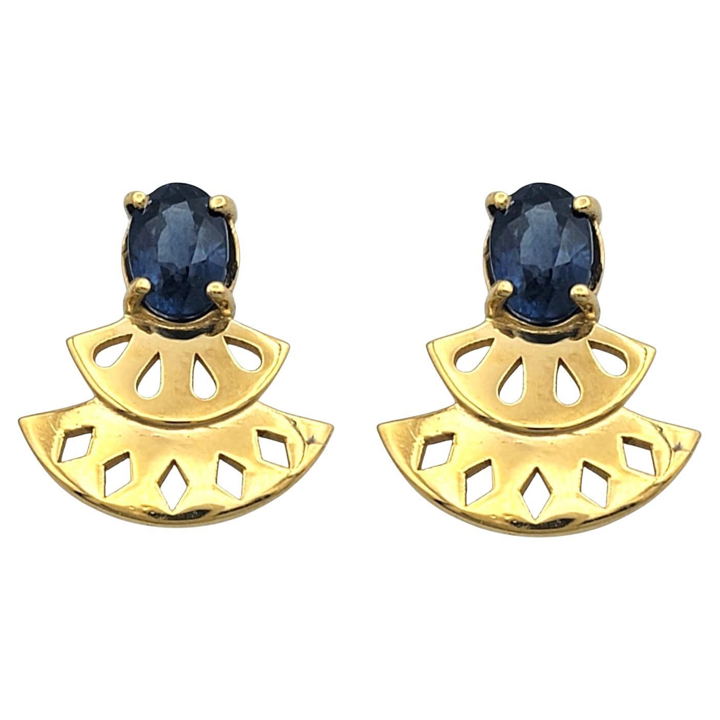 Boucles d'oreilles en or jaune 22 carats avec motif d'éventail en saphir bleu taillé en forme d'ovale en vente