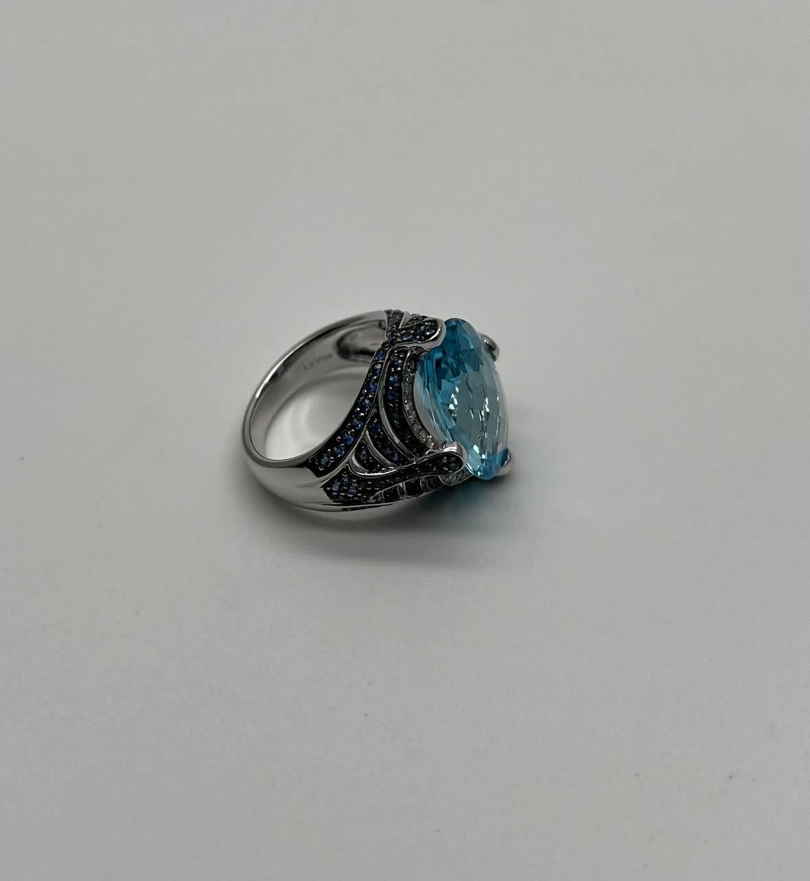 Anello in oro bianco 14 carati con zaffiro blu taglio ovale e diamanti bianchi Pave in vendita 5