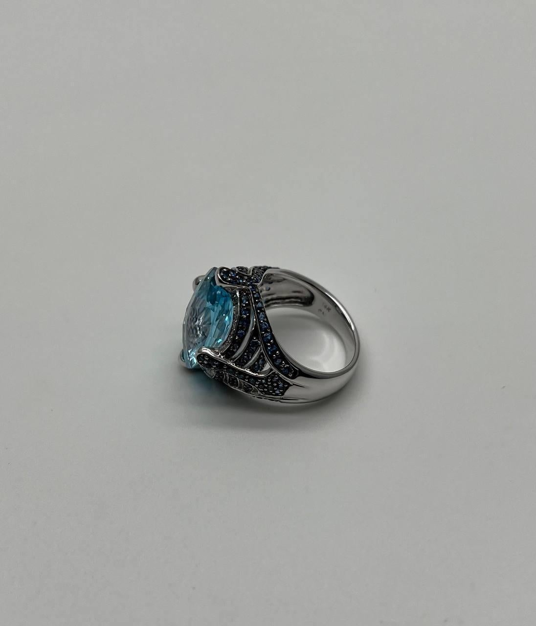 Anello in oro bianco 14 carati con zaffiro blu taglio ovale e diamanti bianchi Pave in vendita 6