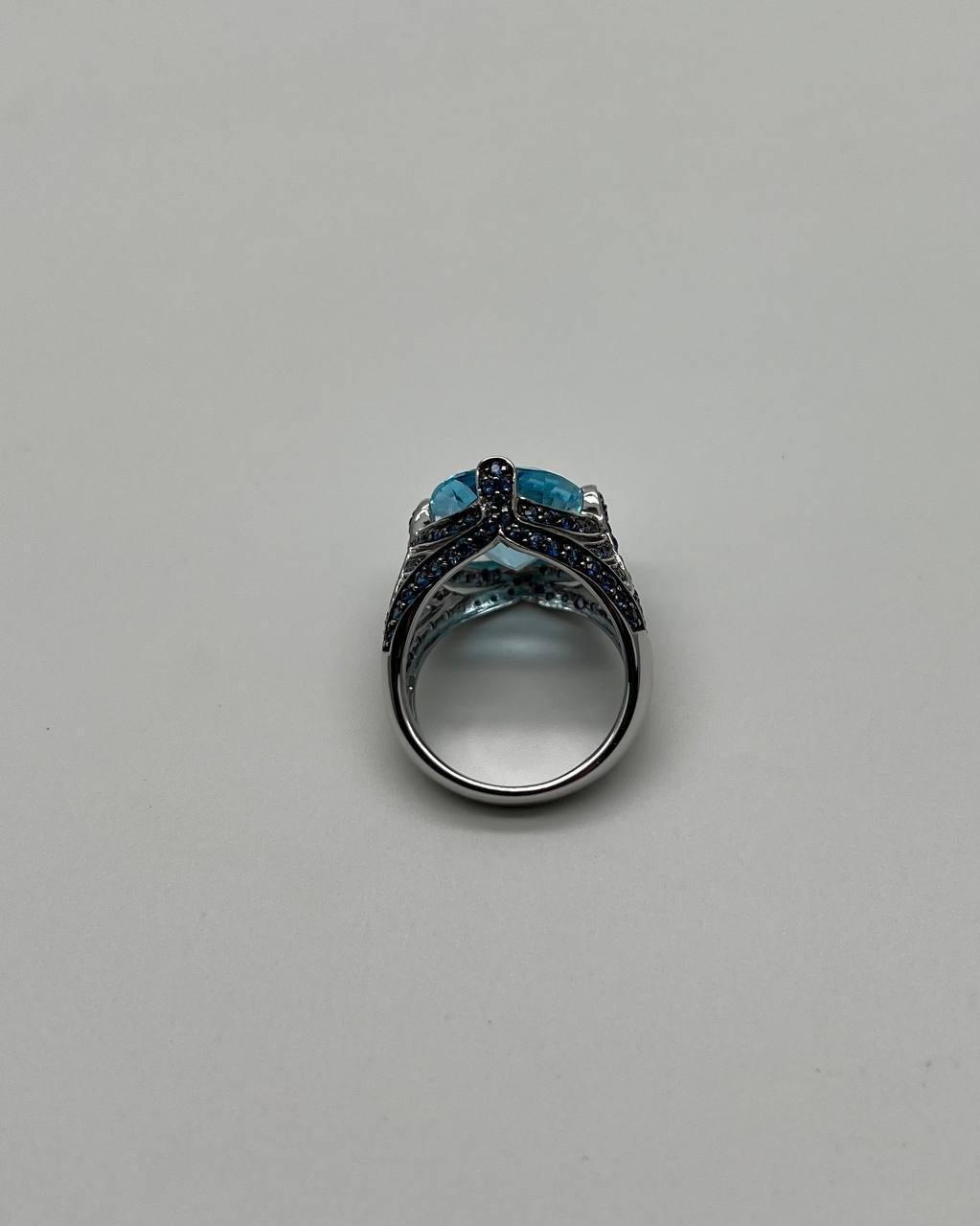 Anello in oro bianco 14 carati con zaffiro blu taglio ovale e diamanti bianchi Pave in vendita 7