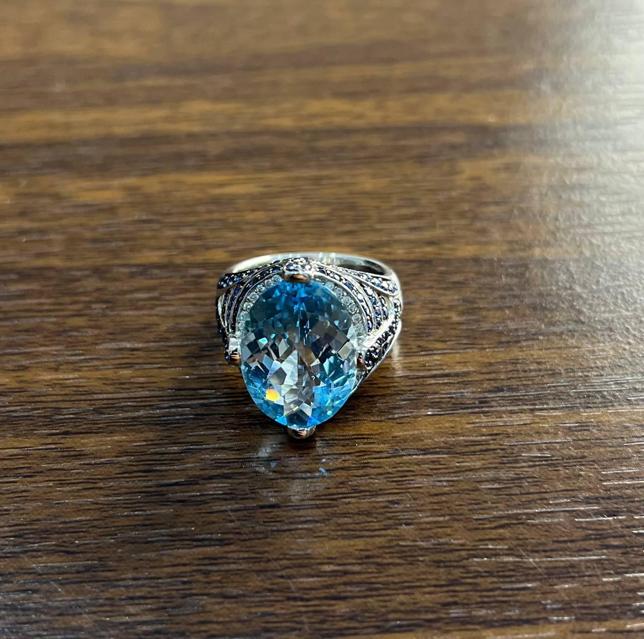 Questo squisito pezzo presenta uno splendido topazio blu con taglio a pera, incastonato in una fascia in oro bianco 14k di ottima fattura. Il design intricato dell'incastonatura esalta il colore vibrante e la brillantezza della pietra.
Le spalle