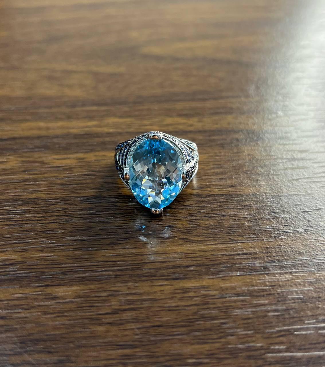 Taglio ovale Anello in oro bianco 14 carati con zaffiro blu taglio ovale e diamanti bianchi Pave in vendita