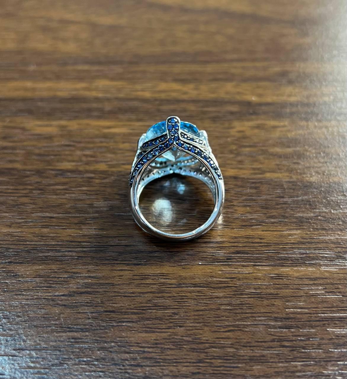 Anello in oro bianco 14 carati con zaffiro blu taglio ovale e diamanti bianchi Pave In condizioni Nuovo in vendita a Oakton, VA