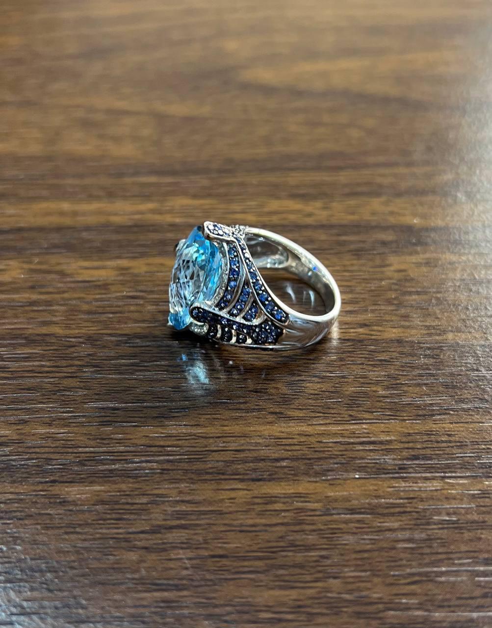 Donna Anello in oro bianco 14 carati con zaffiro blu taglio ovale e diamanti bianchi Pave in vendita