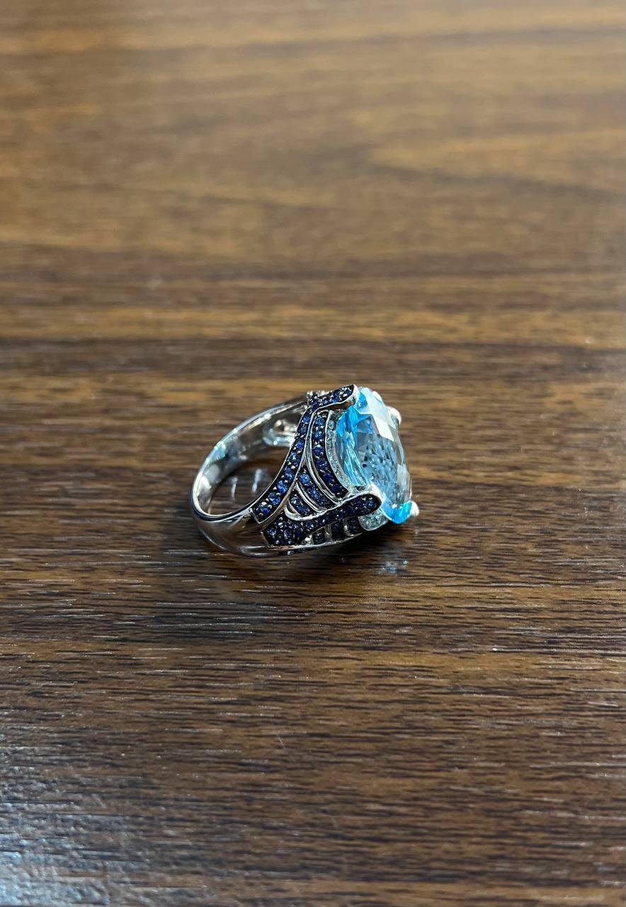 Anello in oro bianco 14 carati con zaffiro blu taglio ovale e diamanti bianchi Pave in vendita 1
