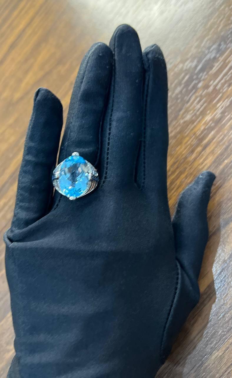 Anello in oro bianco 14 carati con zaffiro blu taglio ovale e diamanti bianchi Pave in vendita 3