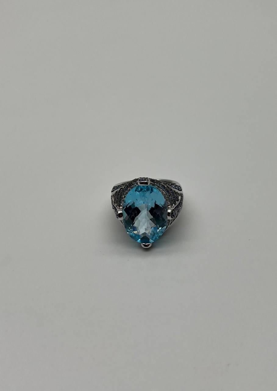 Anello in oro bianco 14 carati con zaffiro blu taglio ovale e diamanti bianchi Pave in vendita 4