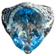 Topacio azul talla oval Zafiro azul Diamantes blancos Pave Anillo de oro blanco de 14 quilates