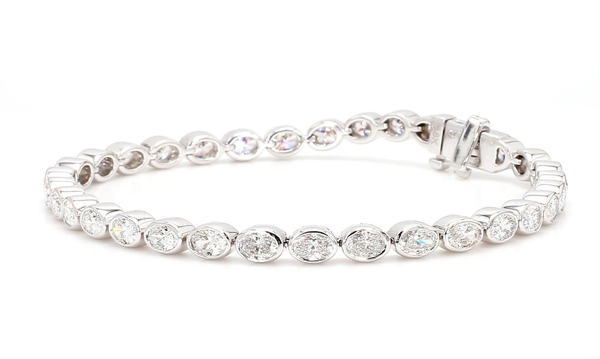 Questo bracciale con diamanti bianchi taglio ovale è una testimonianza di alta artigianalità e design senza tempo. Perfetto per chi apprezza la bellezza dei diamanti naturali, questo anello offre un equilibrio tra lusso e semplicità.

100% Diamanti