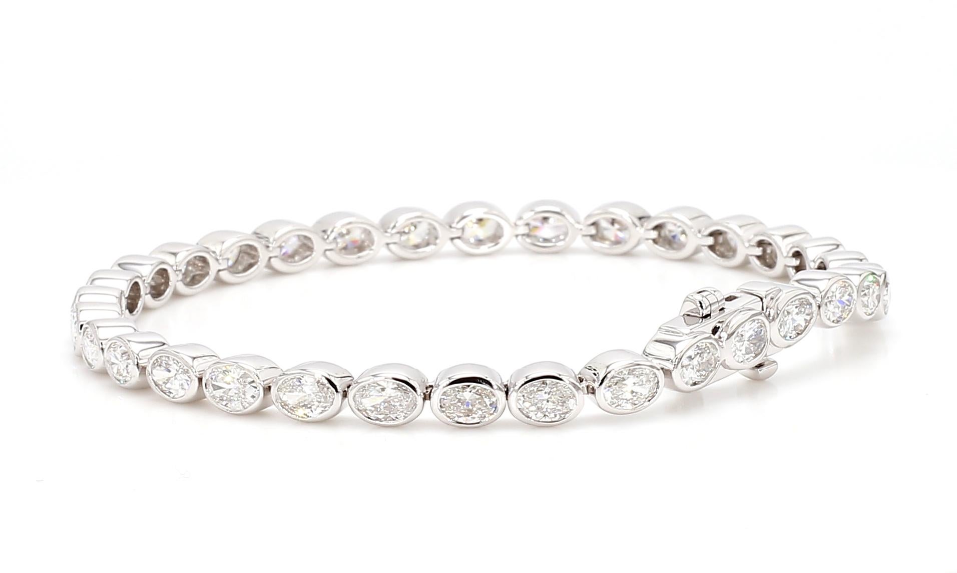 Taglio ovale Bracciale con diamanti bianchi taglio ovale con castone da 6,11 carati incastonato da est a ovest in oro bianco 18 carati in vendita